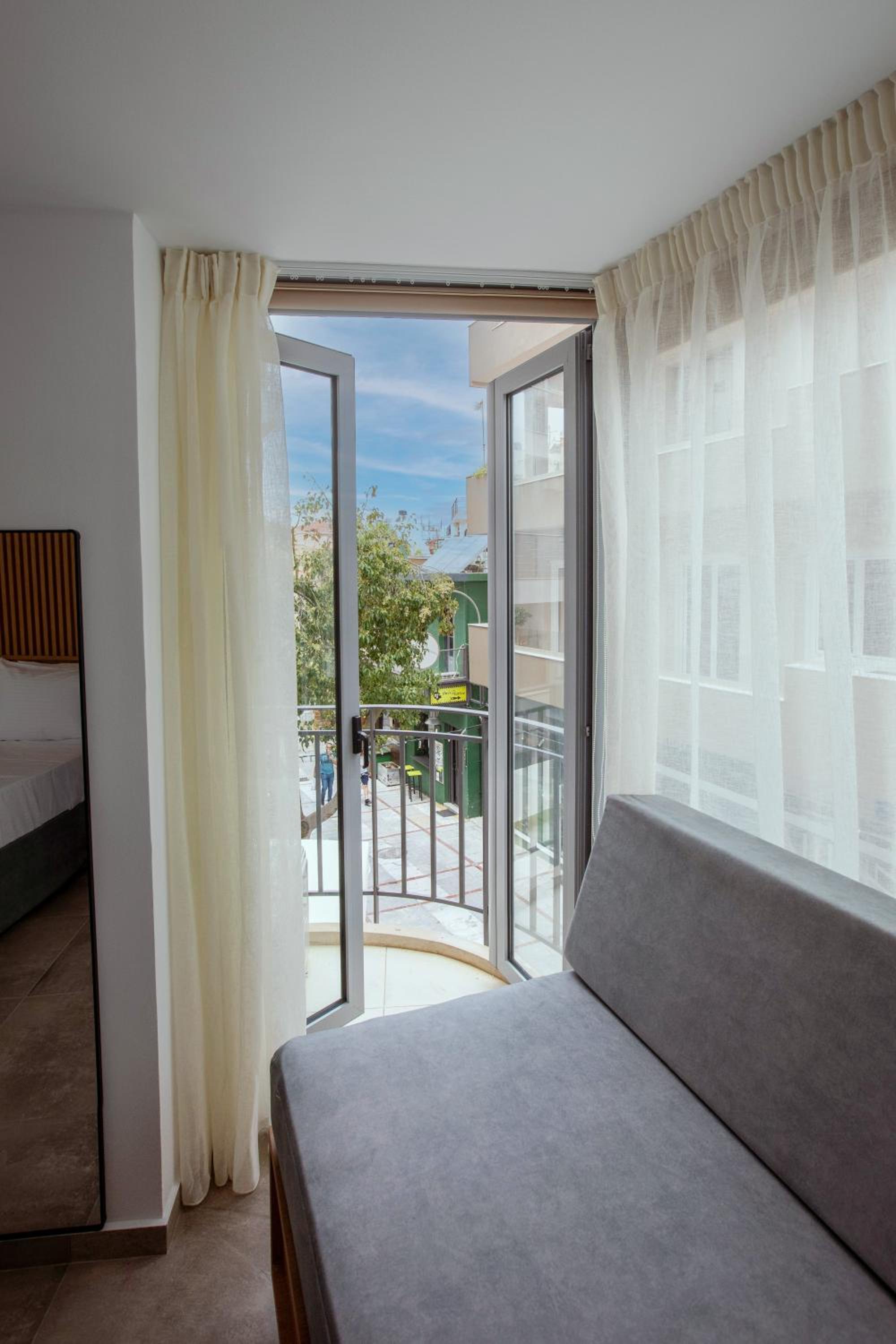 Suite with Balcony - Photo 13