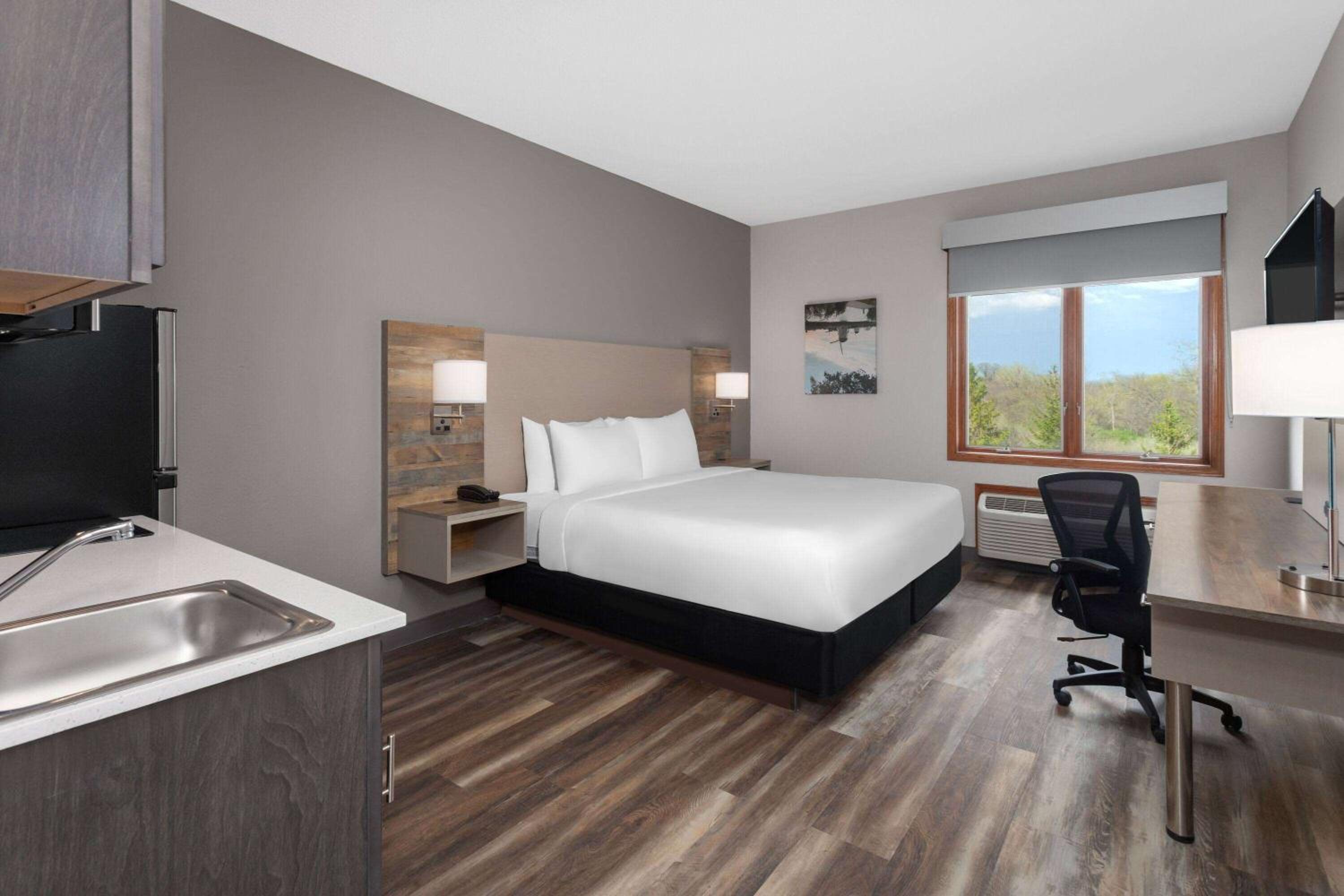 One-Bedroom King Efficiency Suite - Non-Smoking - Photo 2