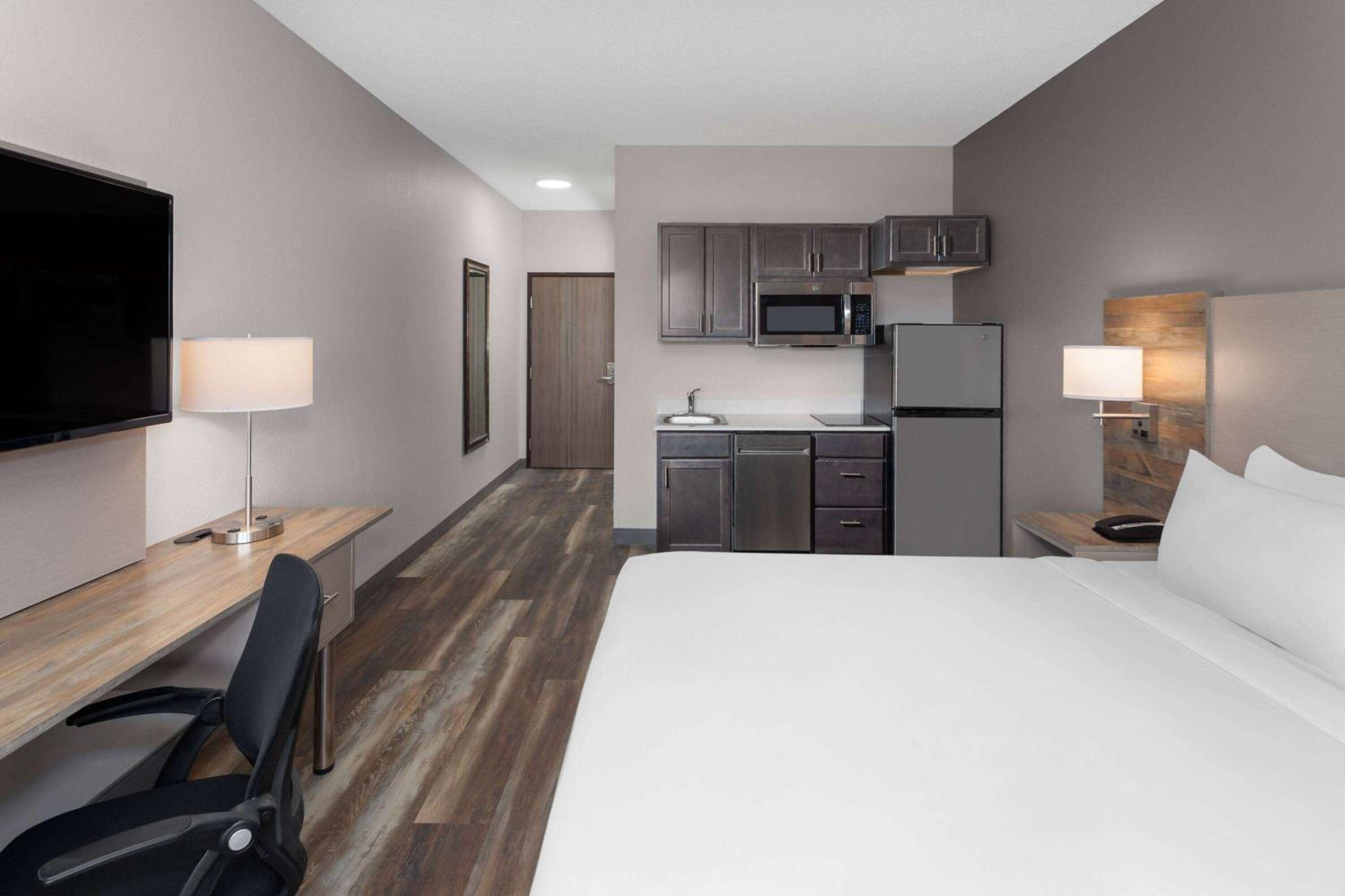 One-Bedroom King Efficiency Suite - Non-Smoking - Photo 1