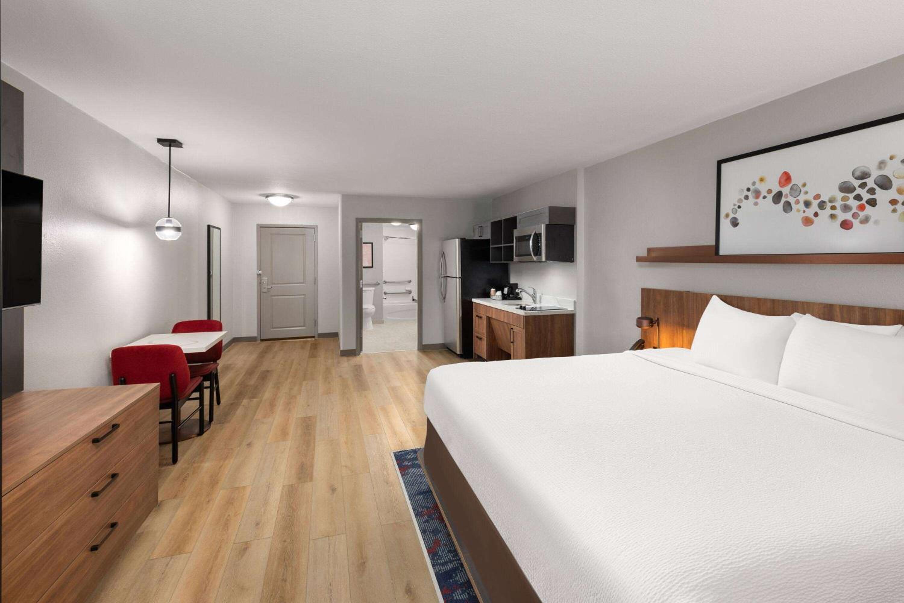 King Room with Mobility Access and Bathtub with Grab Bars, Non-Smoking photo 1