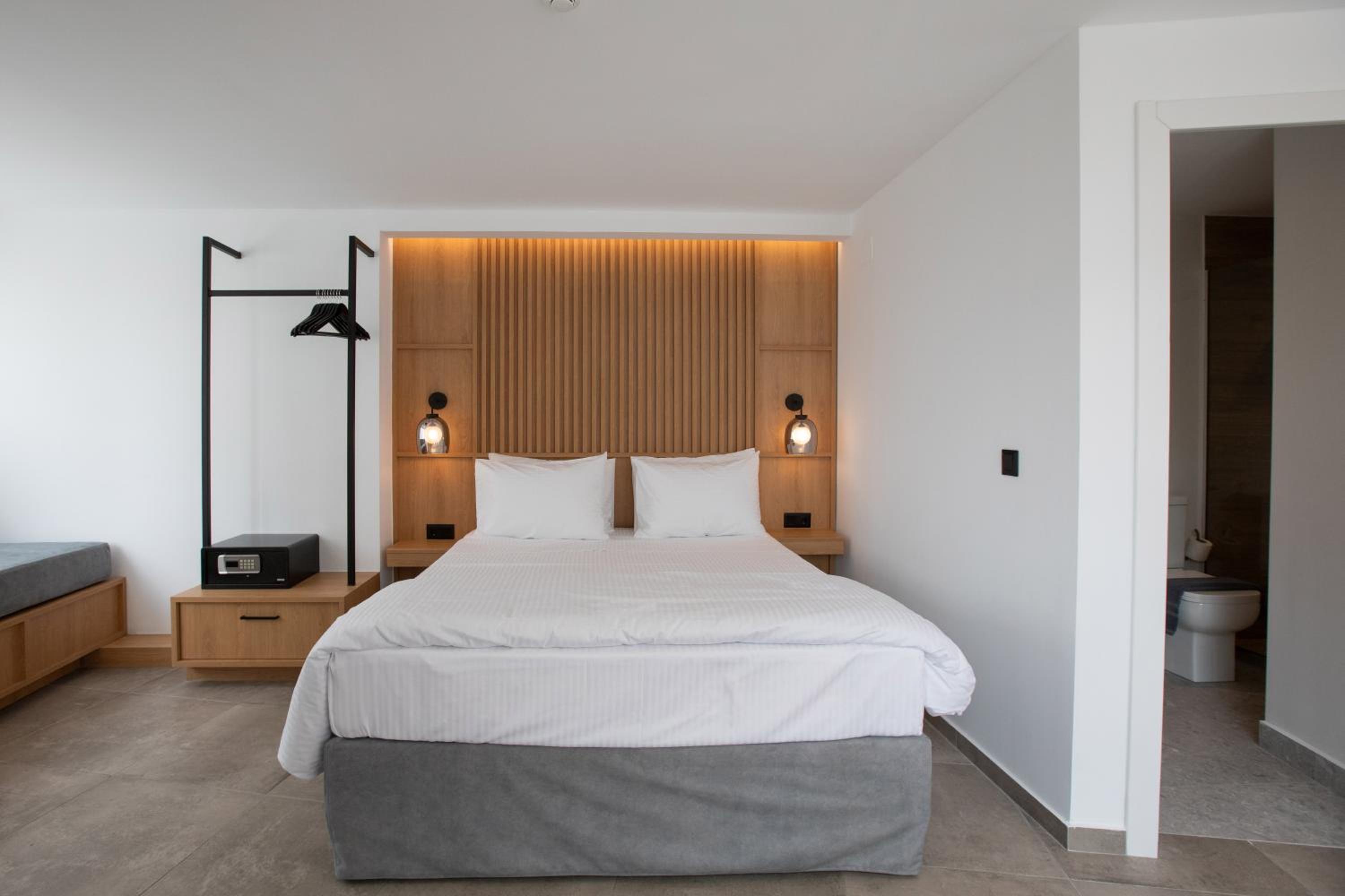 Suite with Balcony - Photo 16