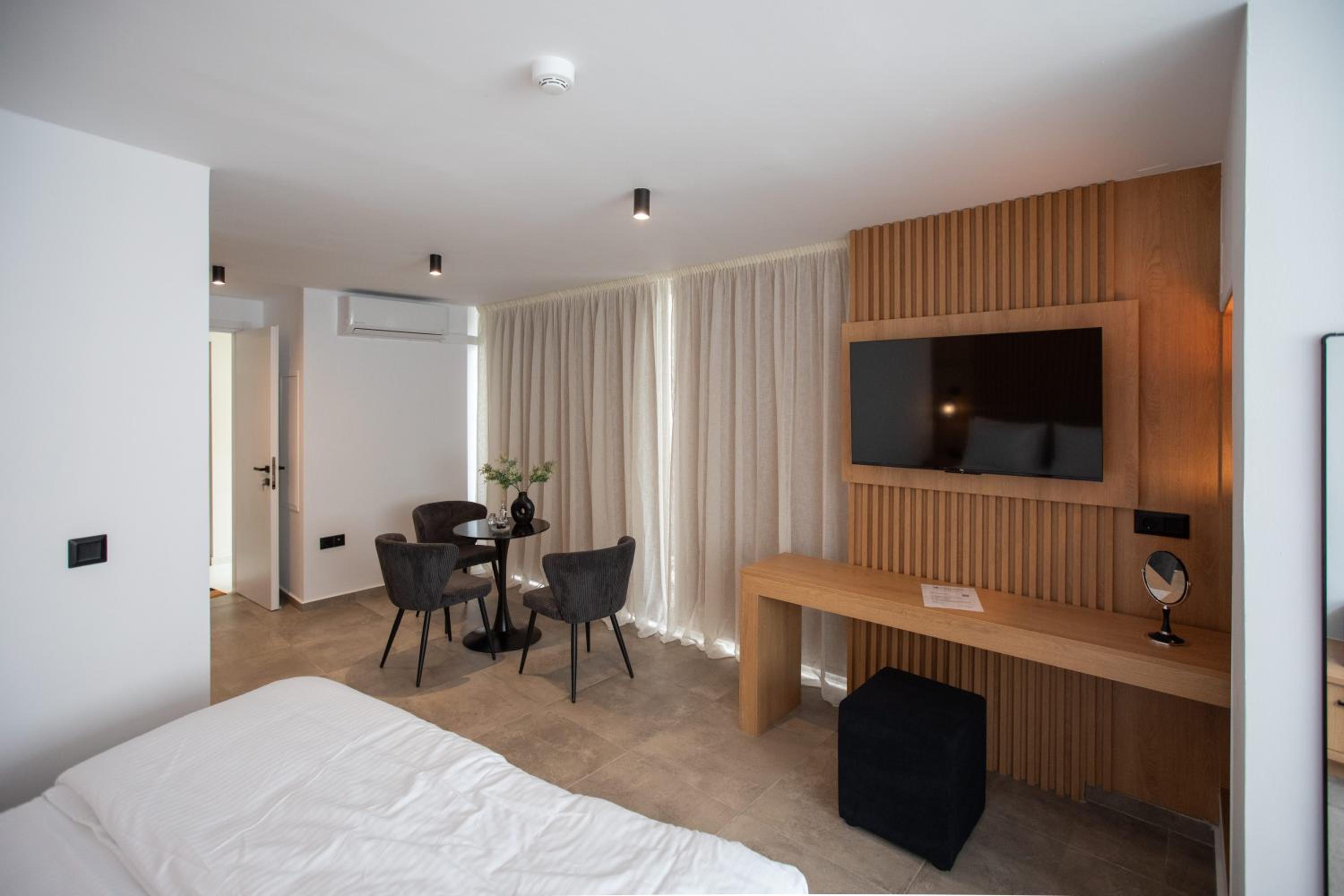 Suite with Balcony - Photo 17