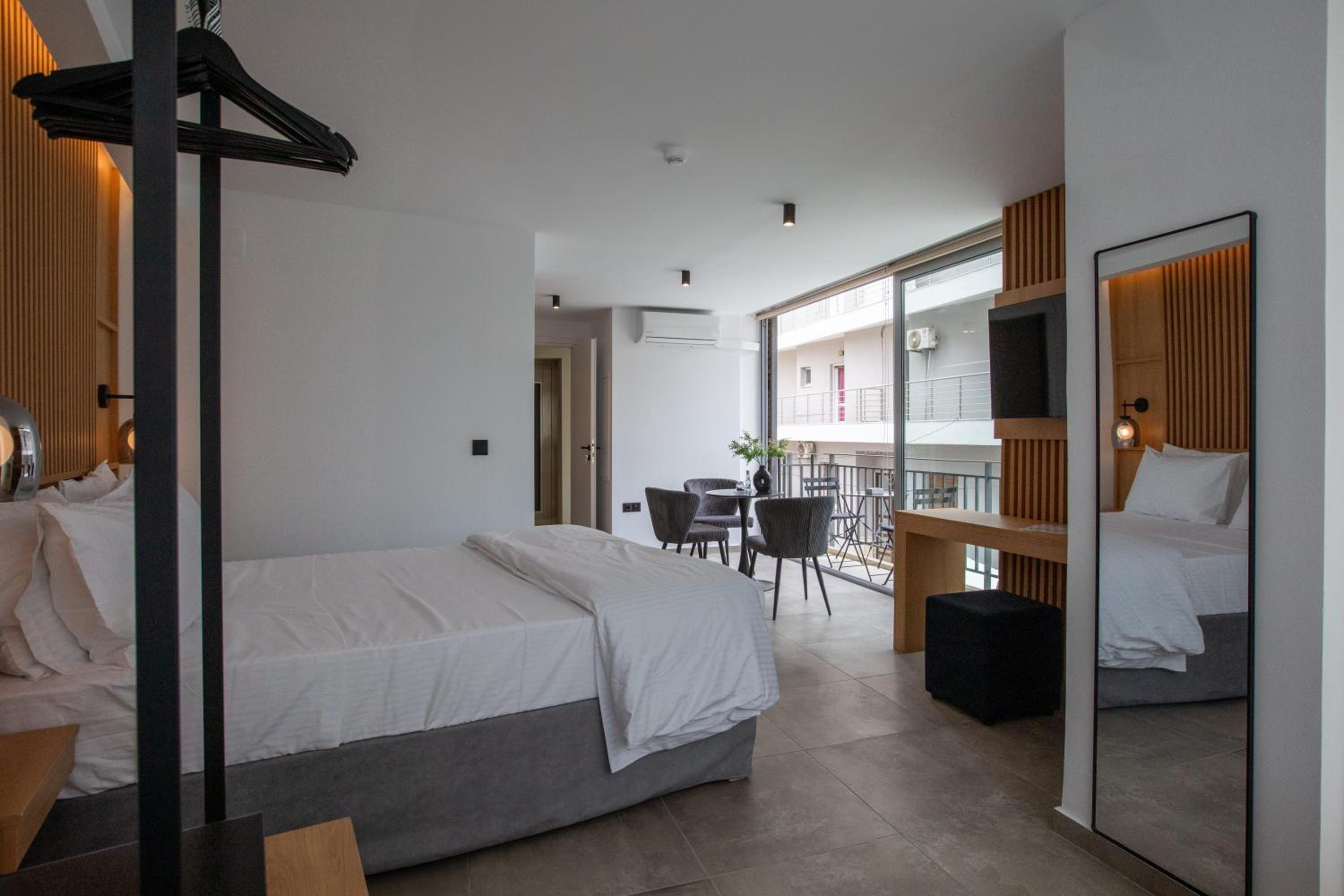 Suite with Balcony - Photo 2