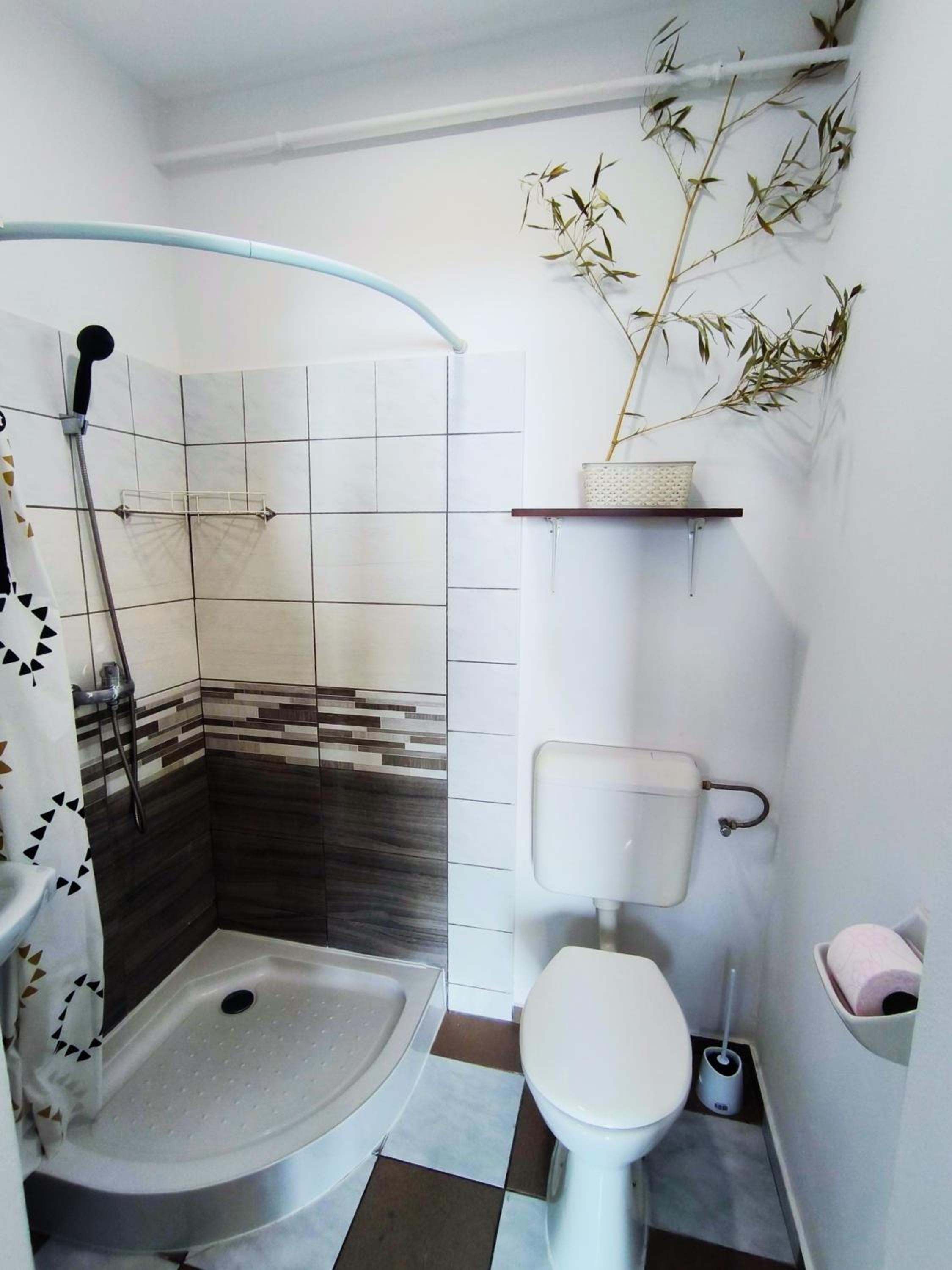 One-Bedroom Apartment with Terrace - Photo 6