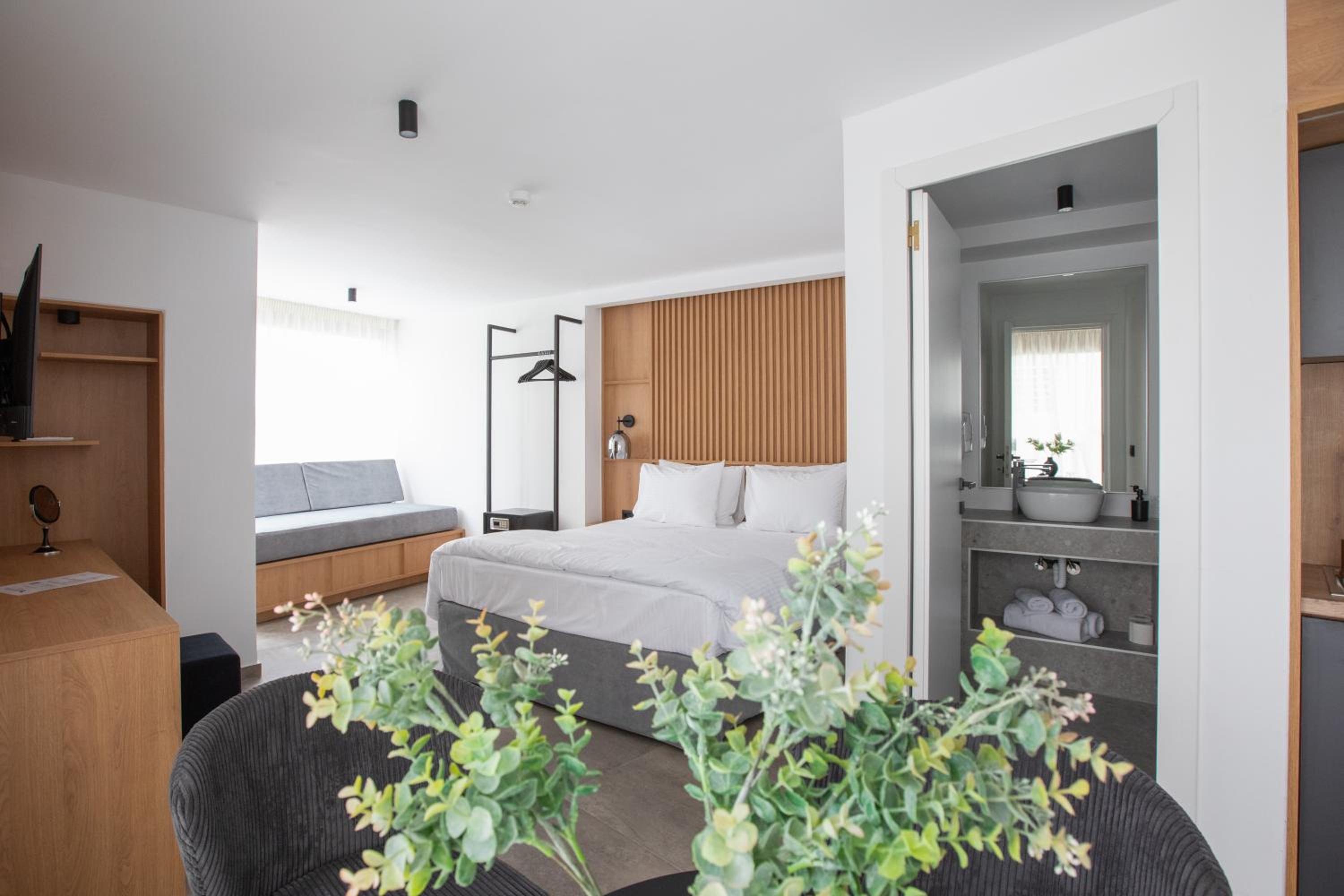 Suite with Balcony - Photo 4
