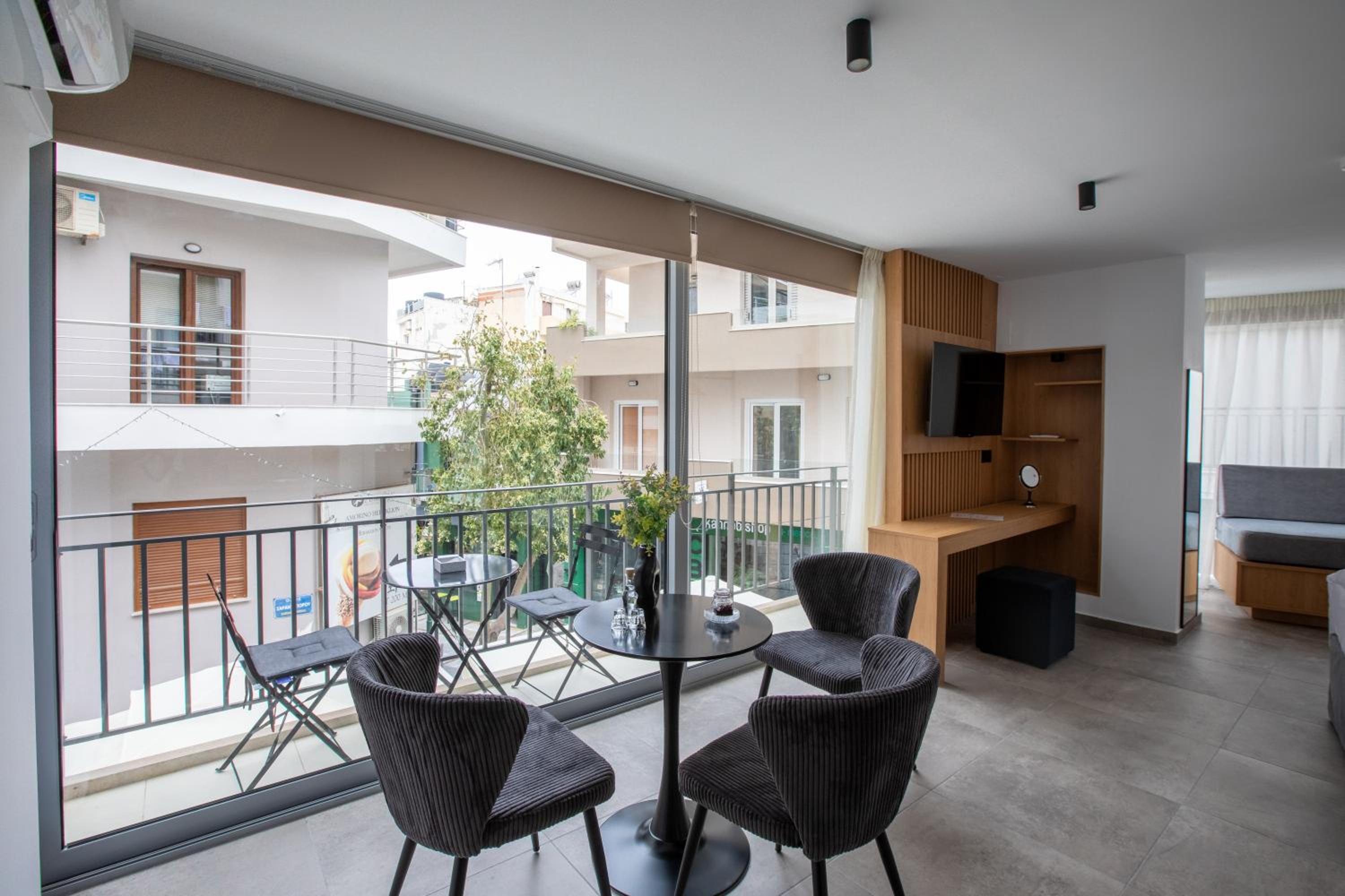 Suite with Balcony - Photo 6
