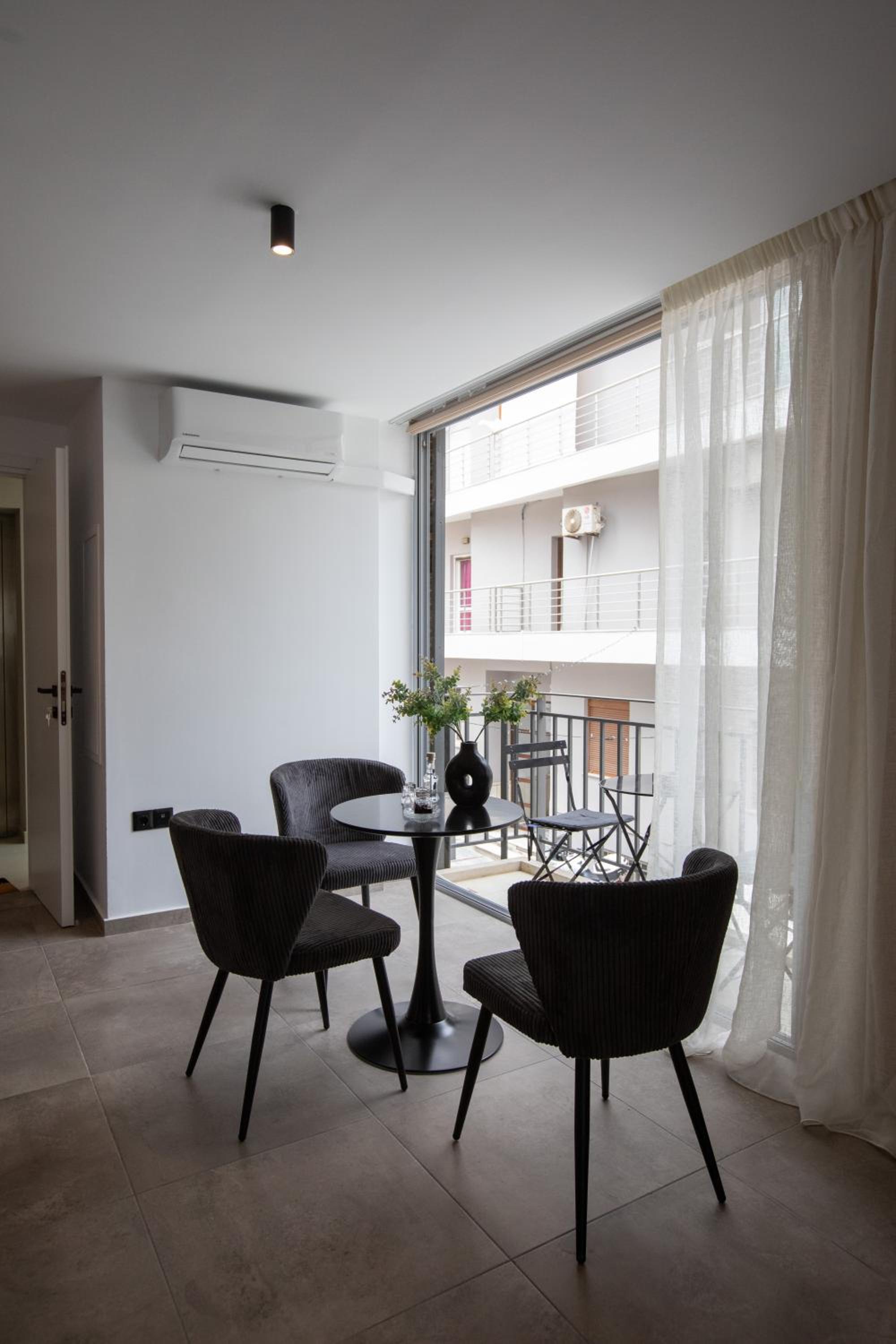 Suite with Balcony - Photo 23
