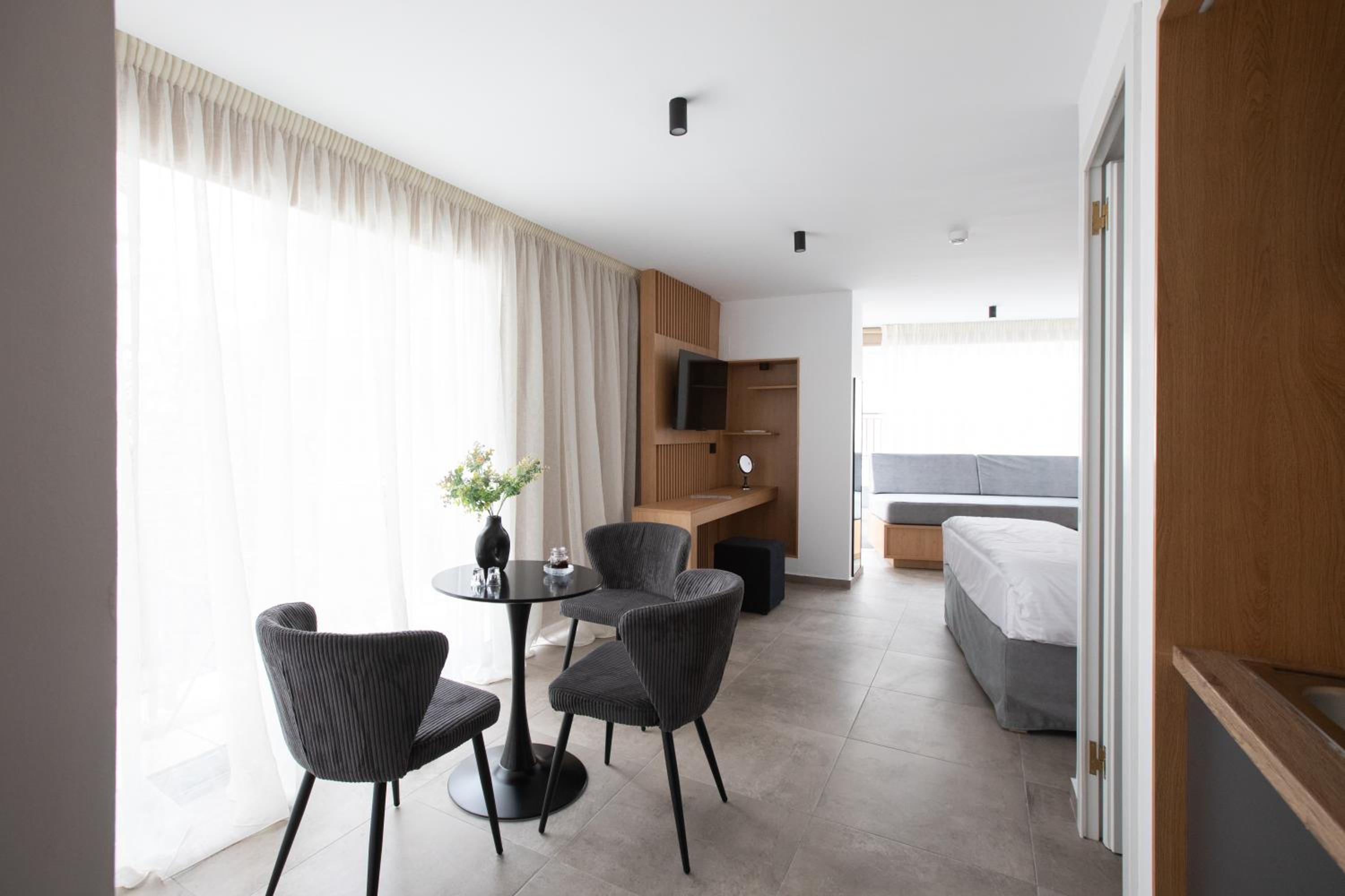 Suite with Balcony - Photo 5