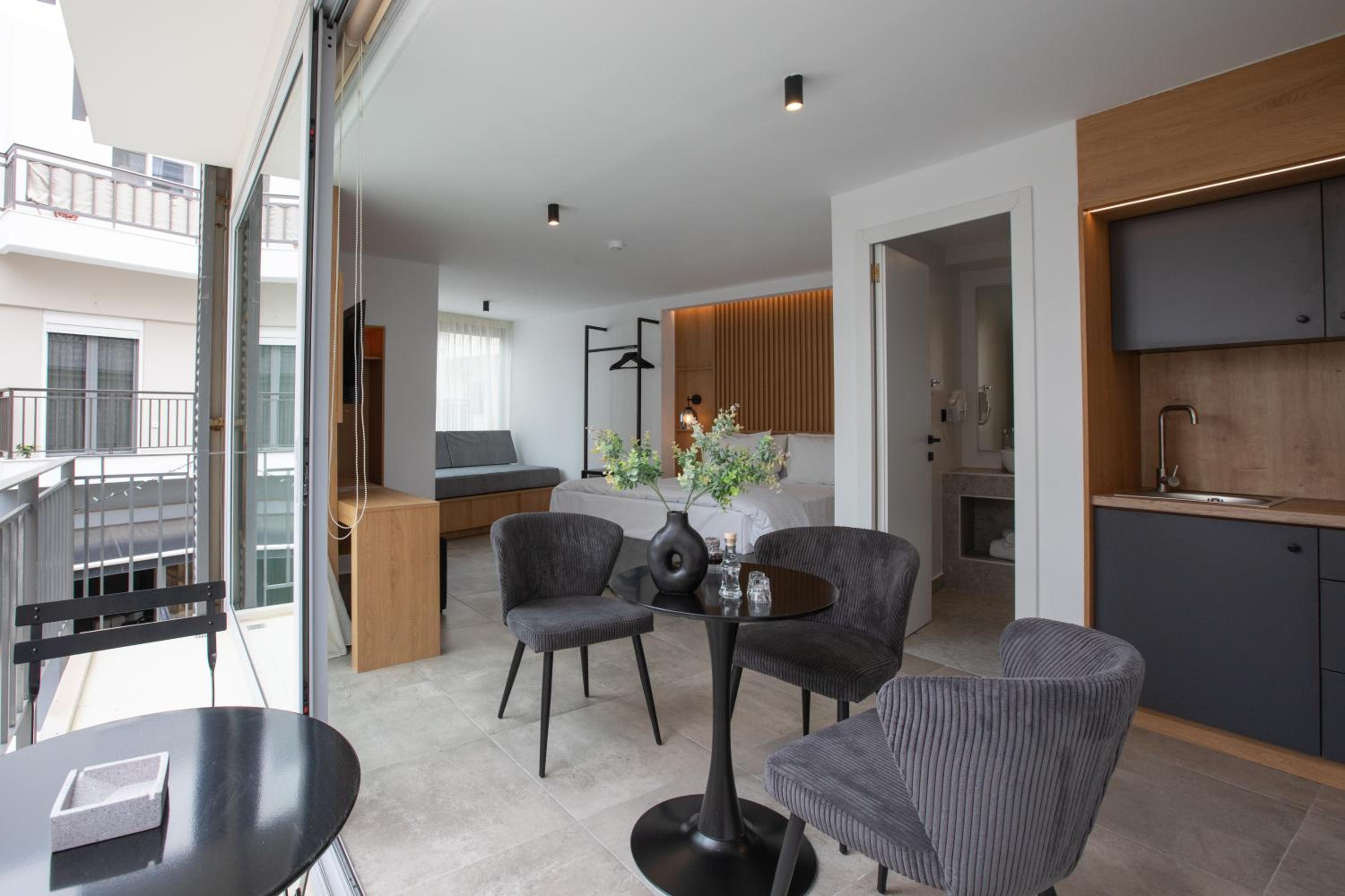 Suite with Balcony - Photo 27