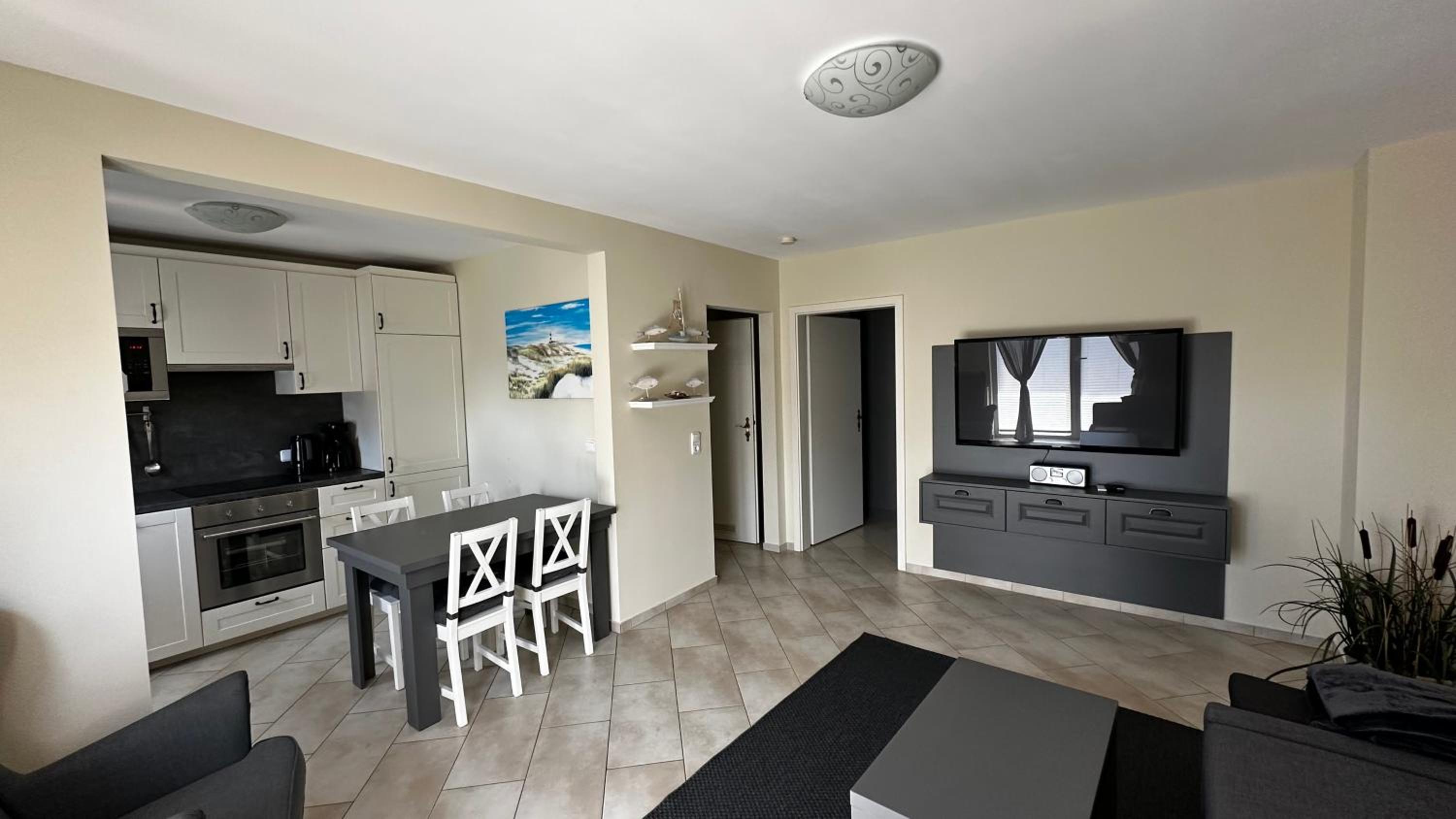 One-Bedroom Apartment photo 1