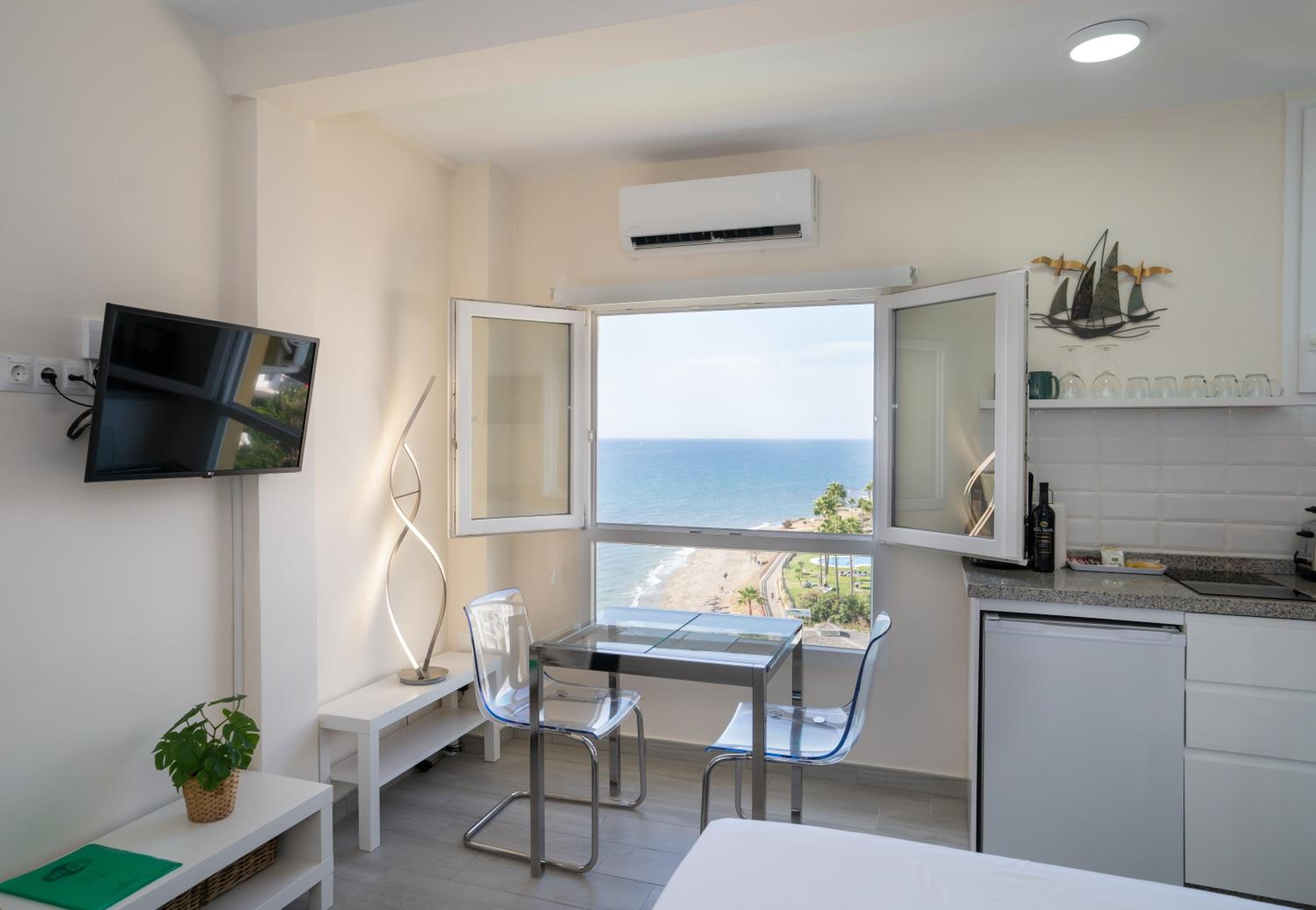 Estudio con vista al mar