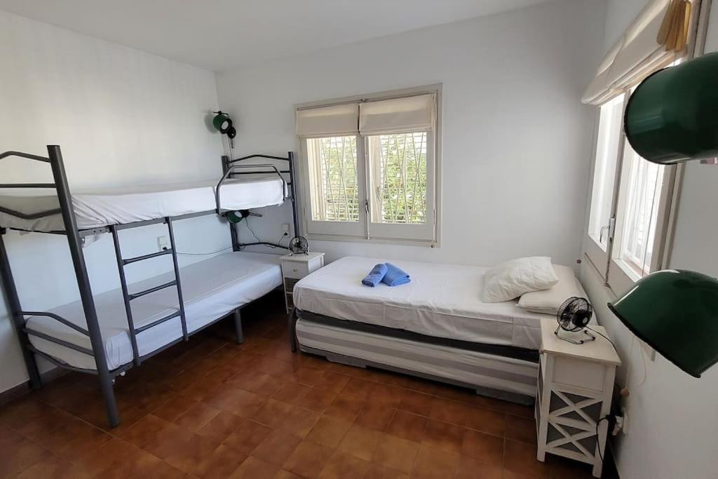 Five-Bedroom House photo 3