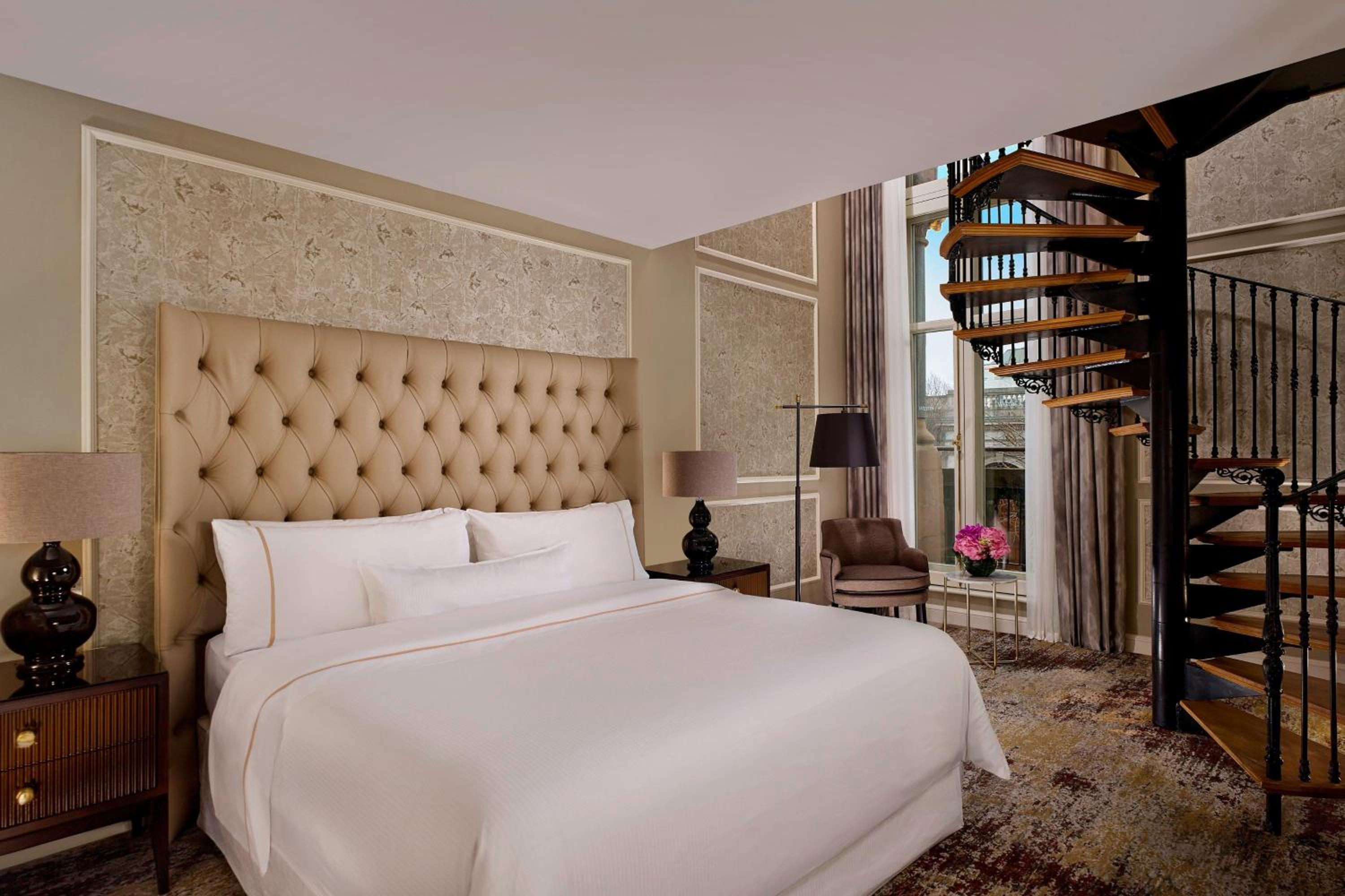 One-Bedroom Bi-Level Library King Suite with City View