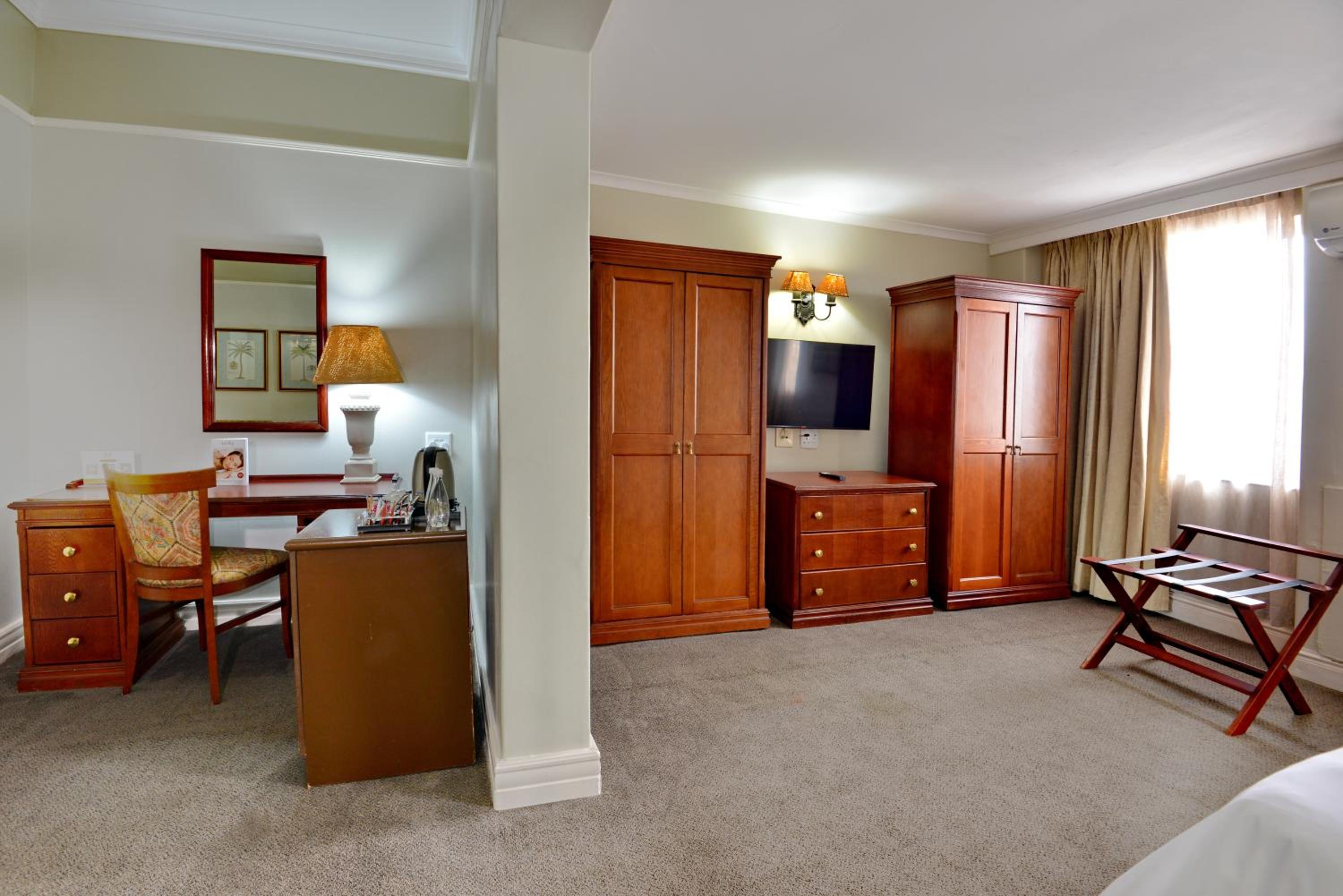 Executive Family Room - Photo 6