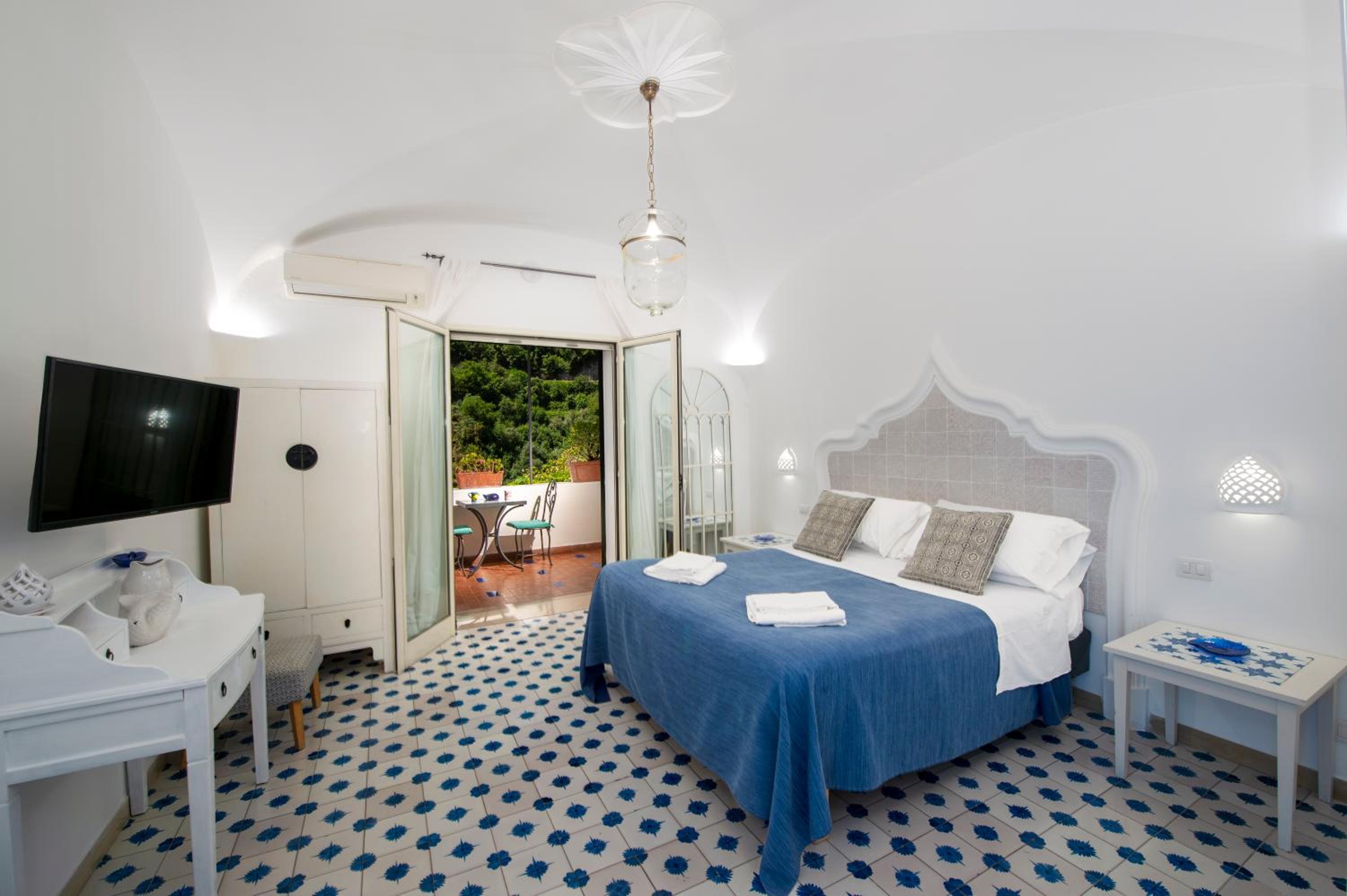 Studio Apartment with Sea View - Photo 1