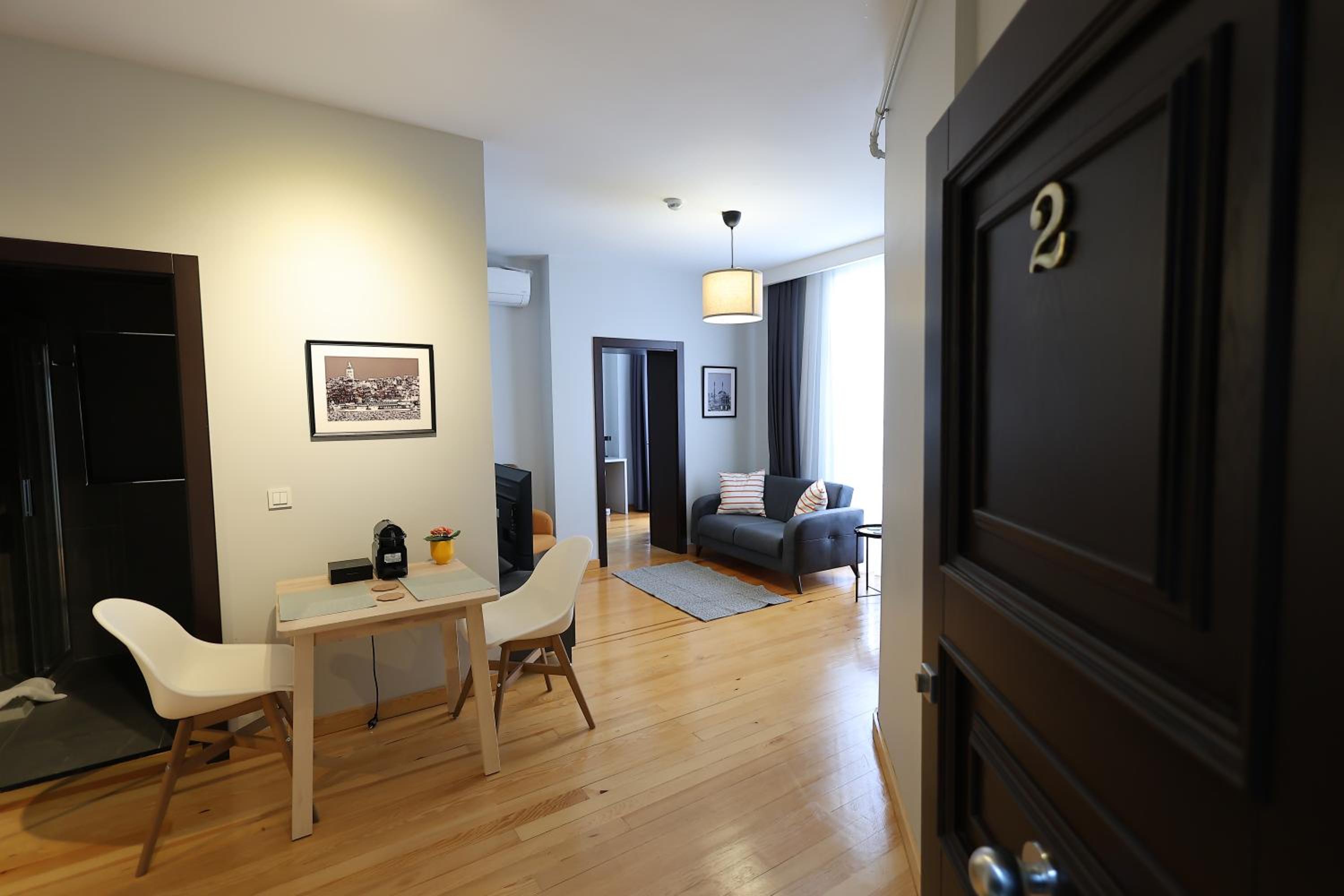 One-Bedroom Apartment with Balcony and City View photo 3