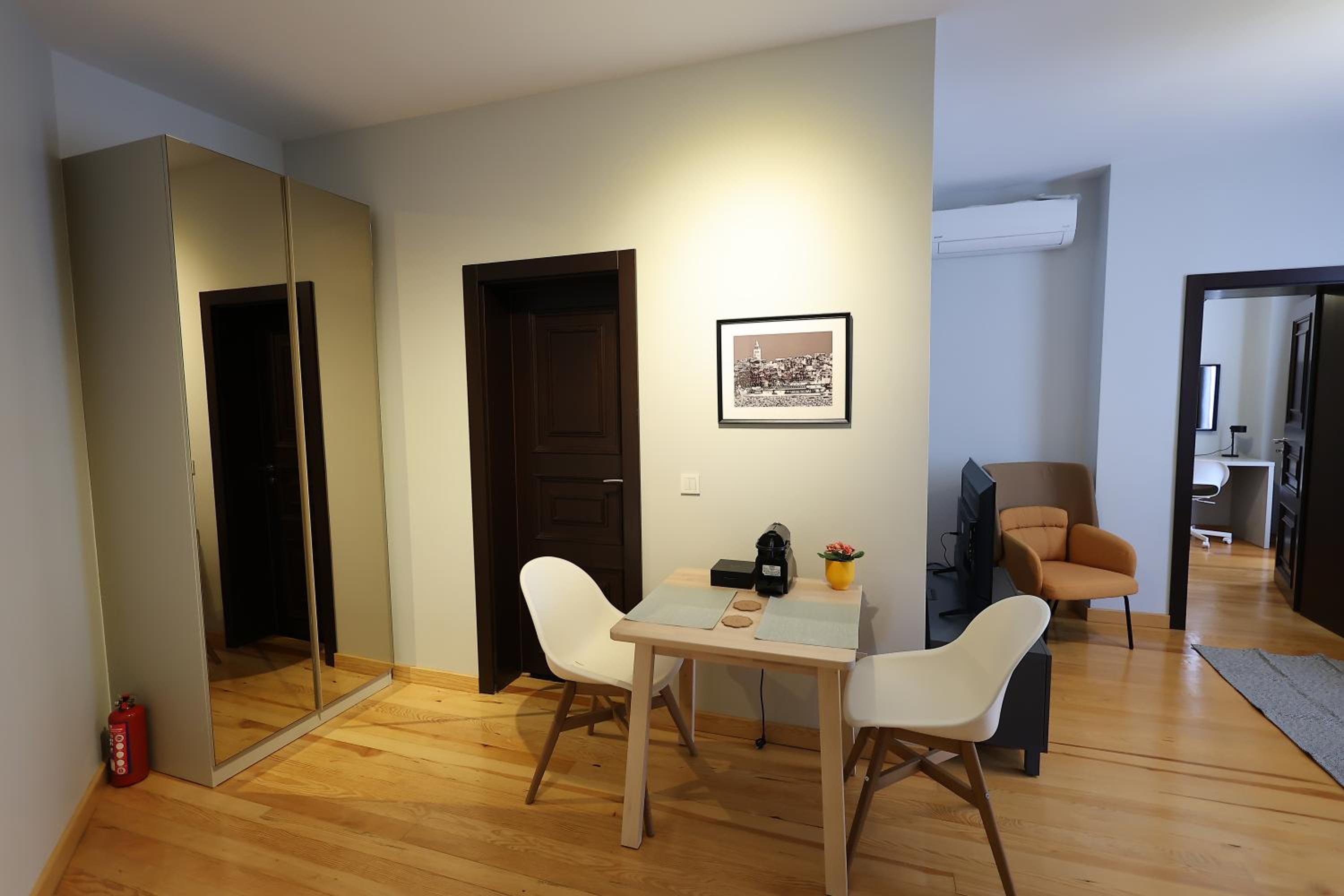 One-Bedroom Apartment with Balcony and City View photo 1