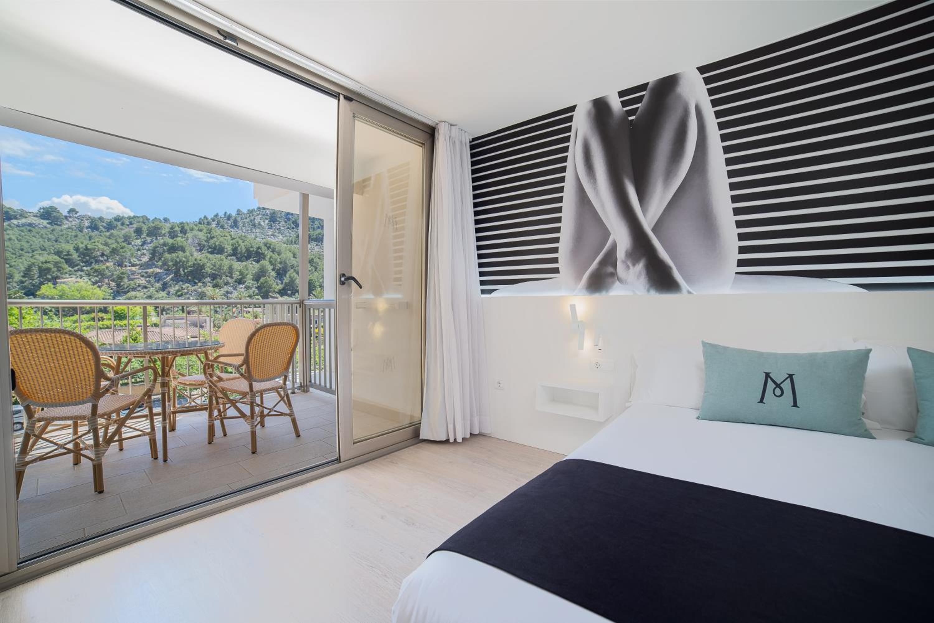 Deluxe Suite with Mountain View and Terrace