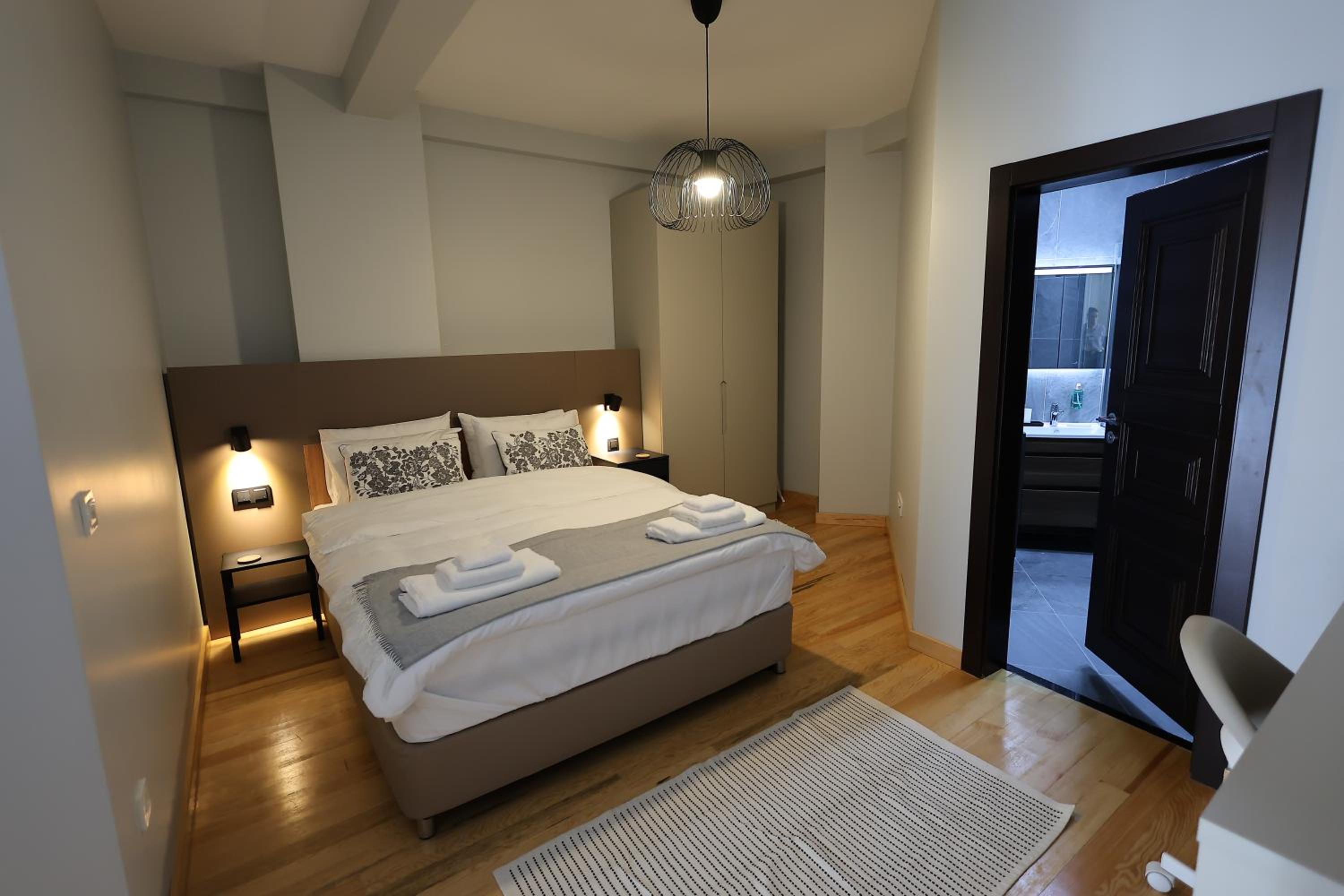 One-Bedroom Apartment with Balcony and City View photo 2
