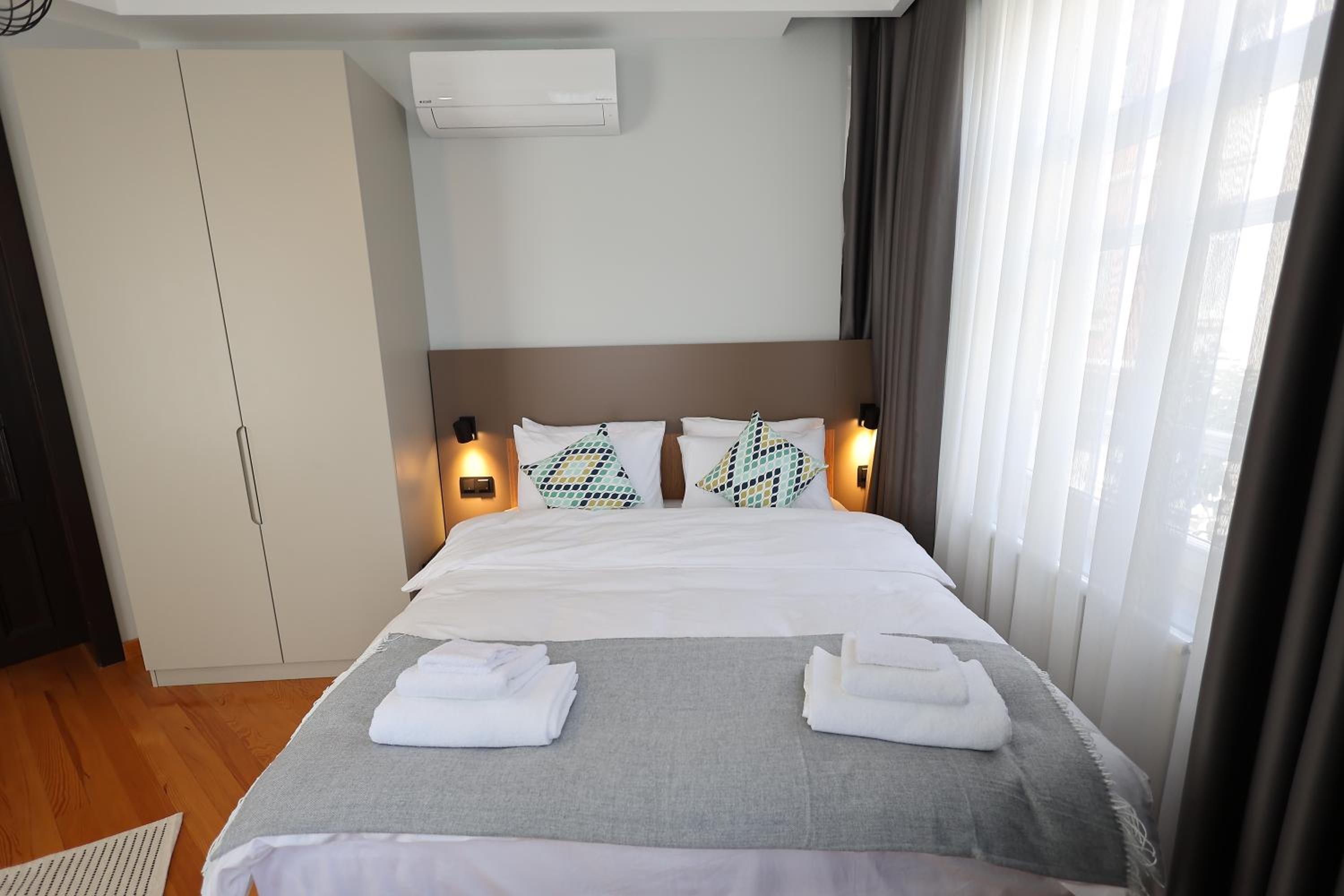 One-Bedroom Apartment with Balcony and City View photo 2