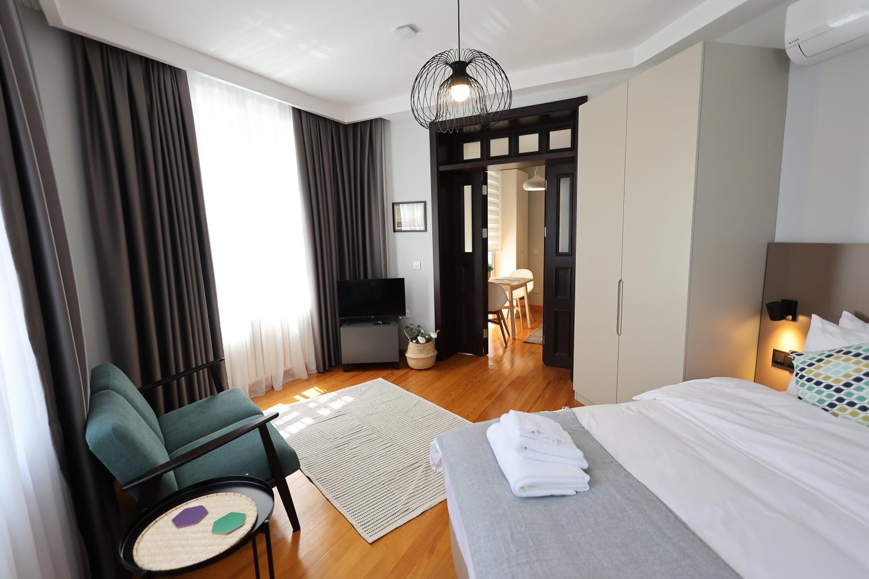 One-Bedroom Apartment with Balcony and City View photo 1