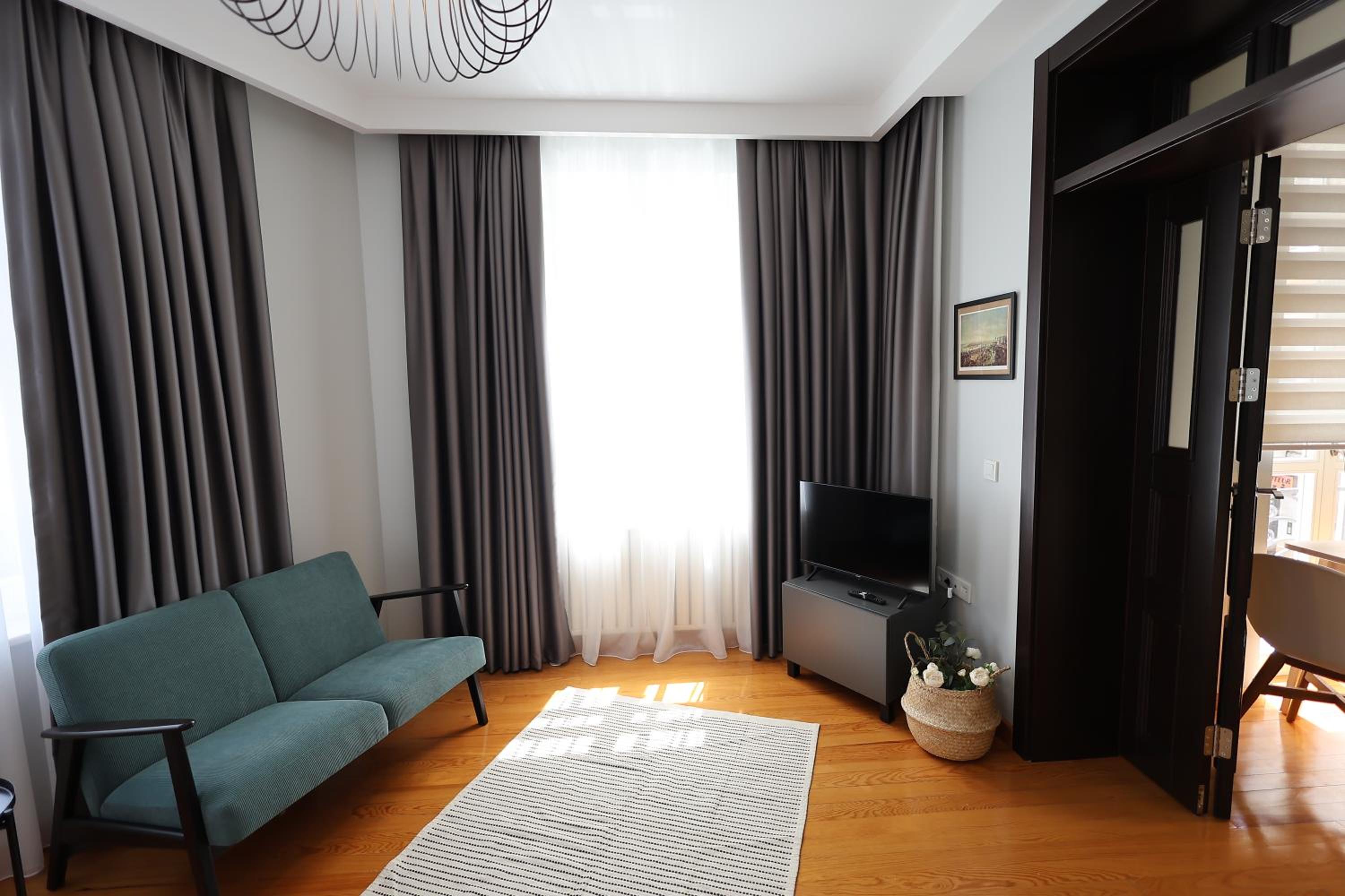 One-Bedroom Apartment with Balcony and City View photo 3