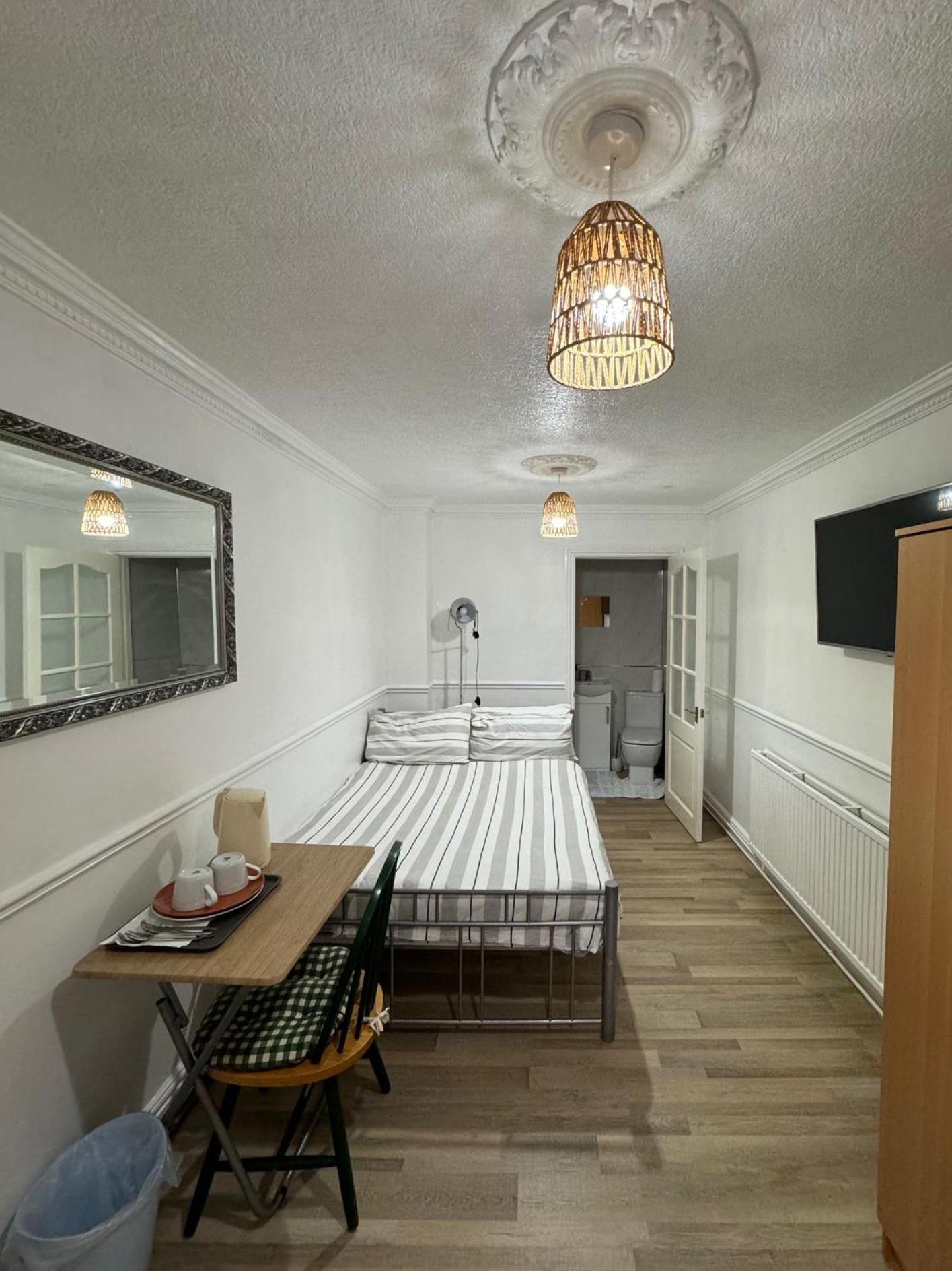 Double Room with Private Bathroom photo 1