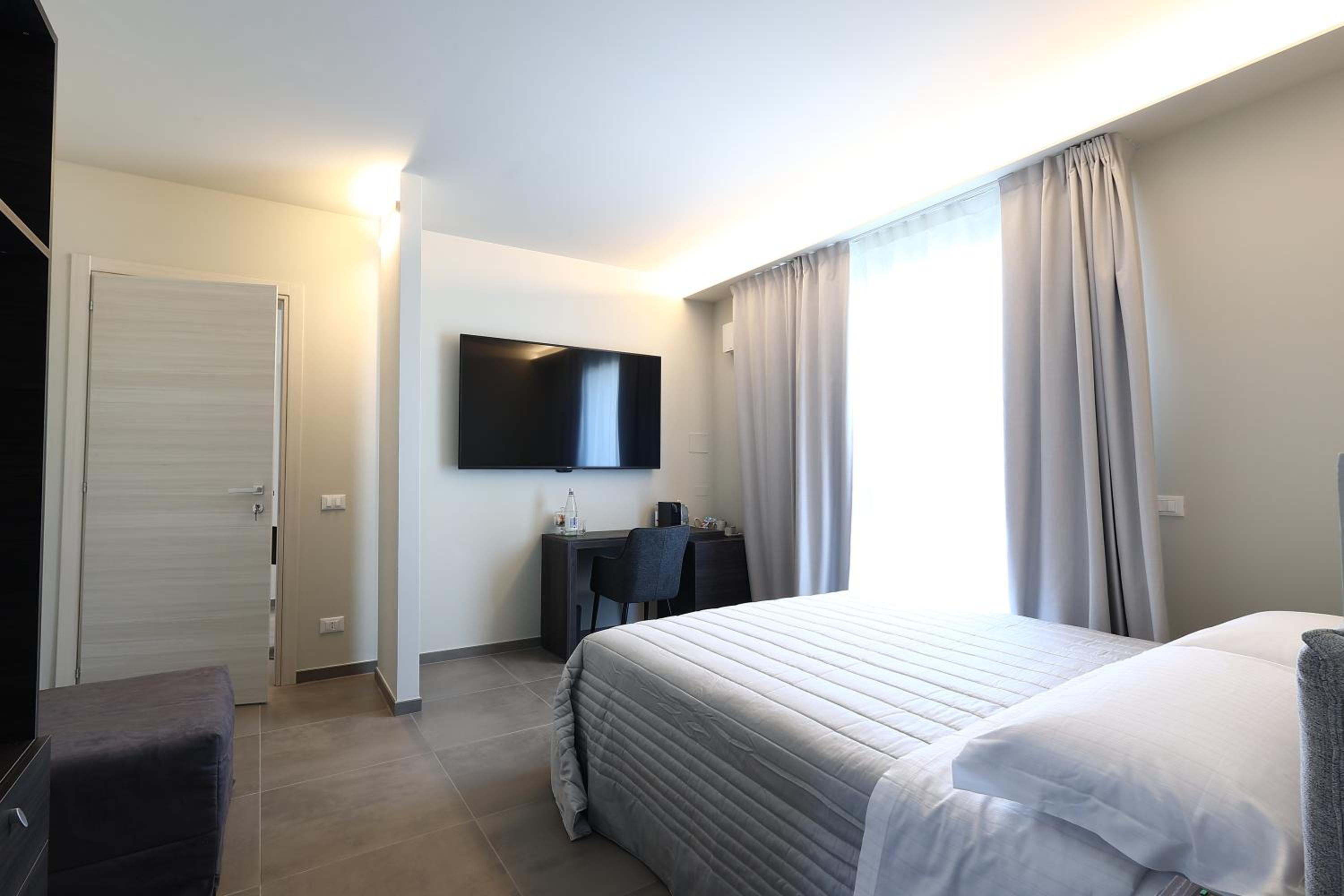 Deluxe Double Room with Extra Bed photo 1