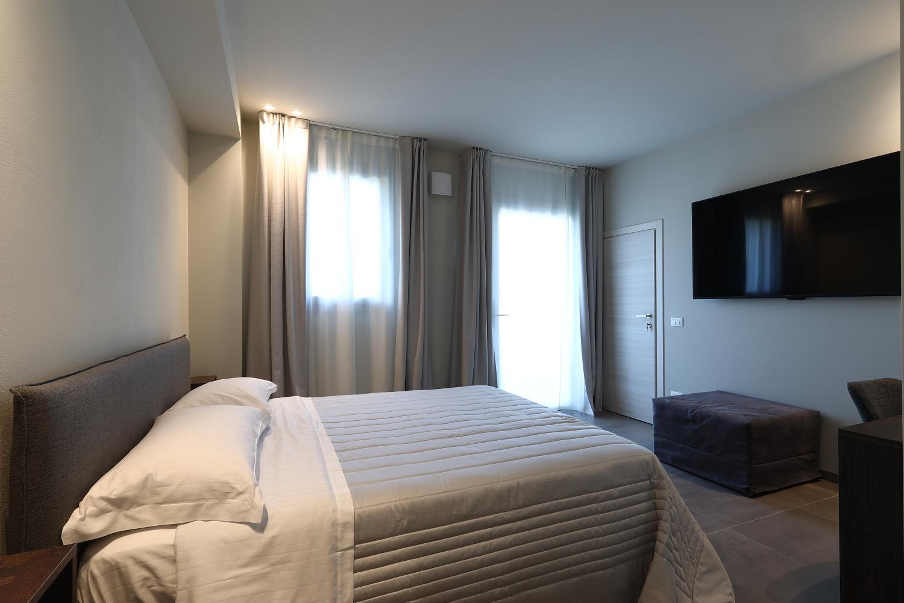 Deluxe Double Room with Extra Bed photo 2