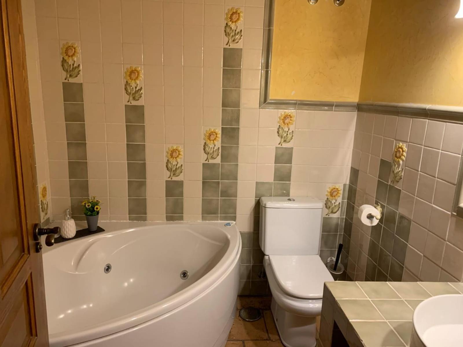 Deluxe Double or Twin Room with Spa Bath - Photo 3