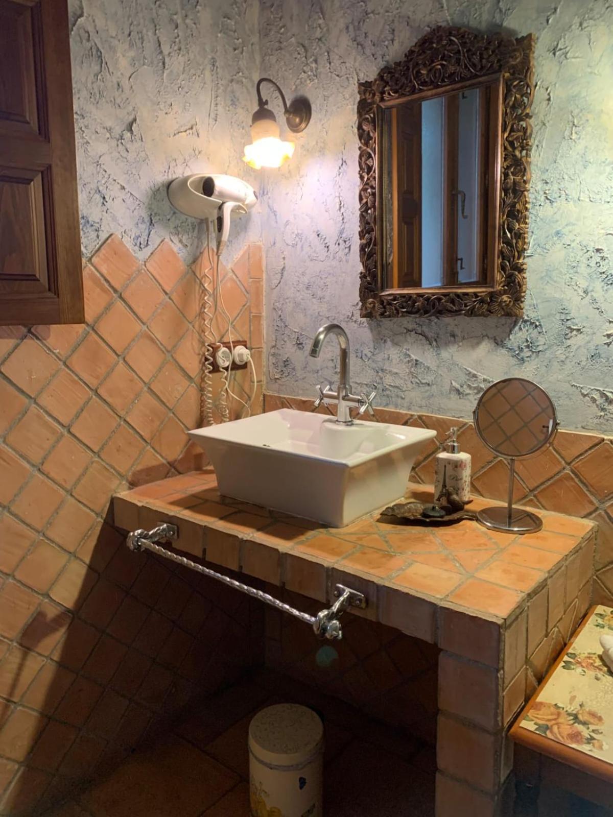 Deluxe Double or Twin Room with Spa Bath - Photo 2