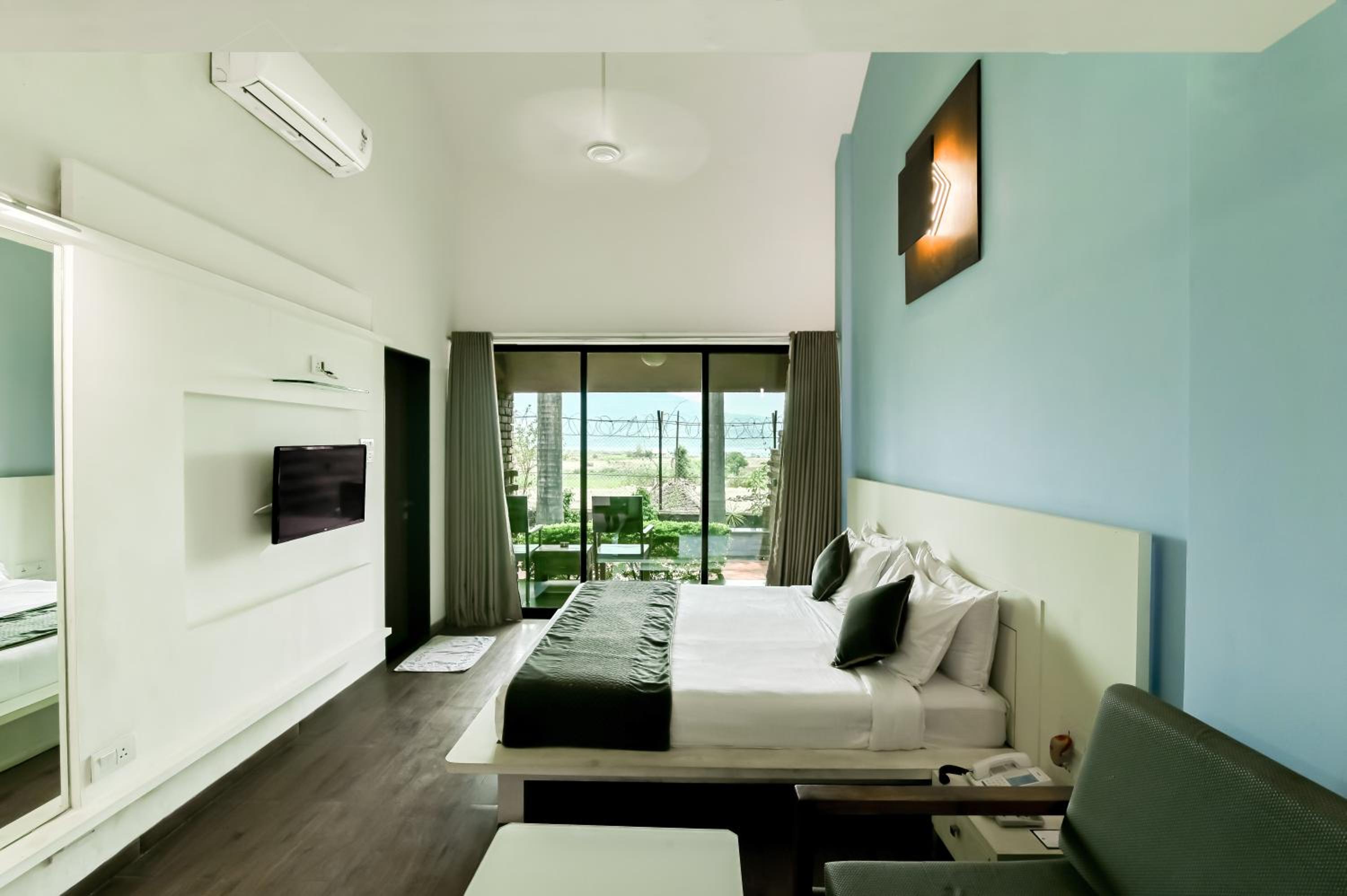 Courtyard Room - Photo 1