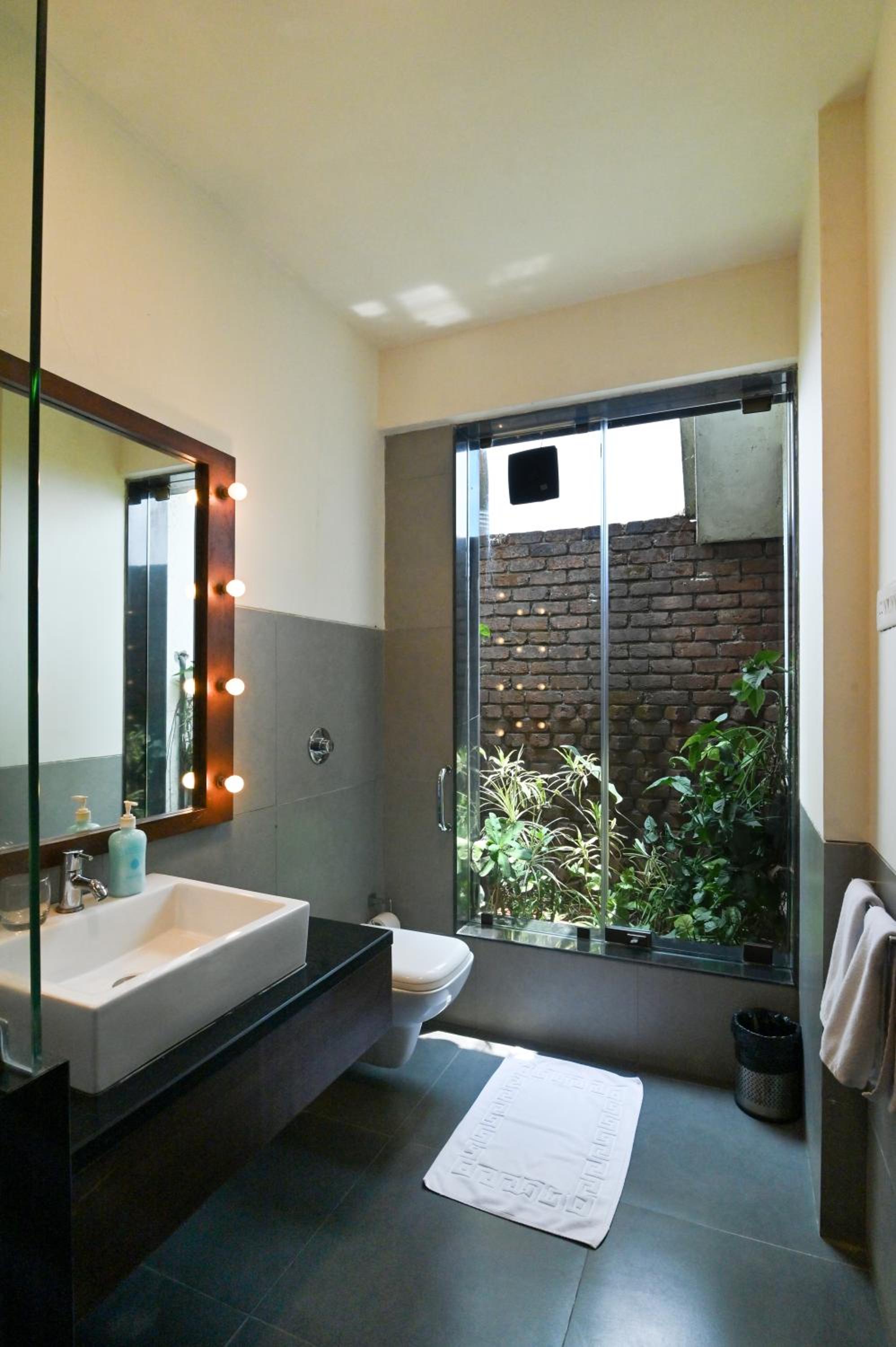 Courtyard Room - Photo 2
