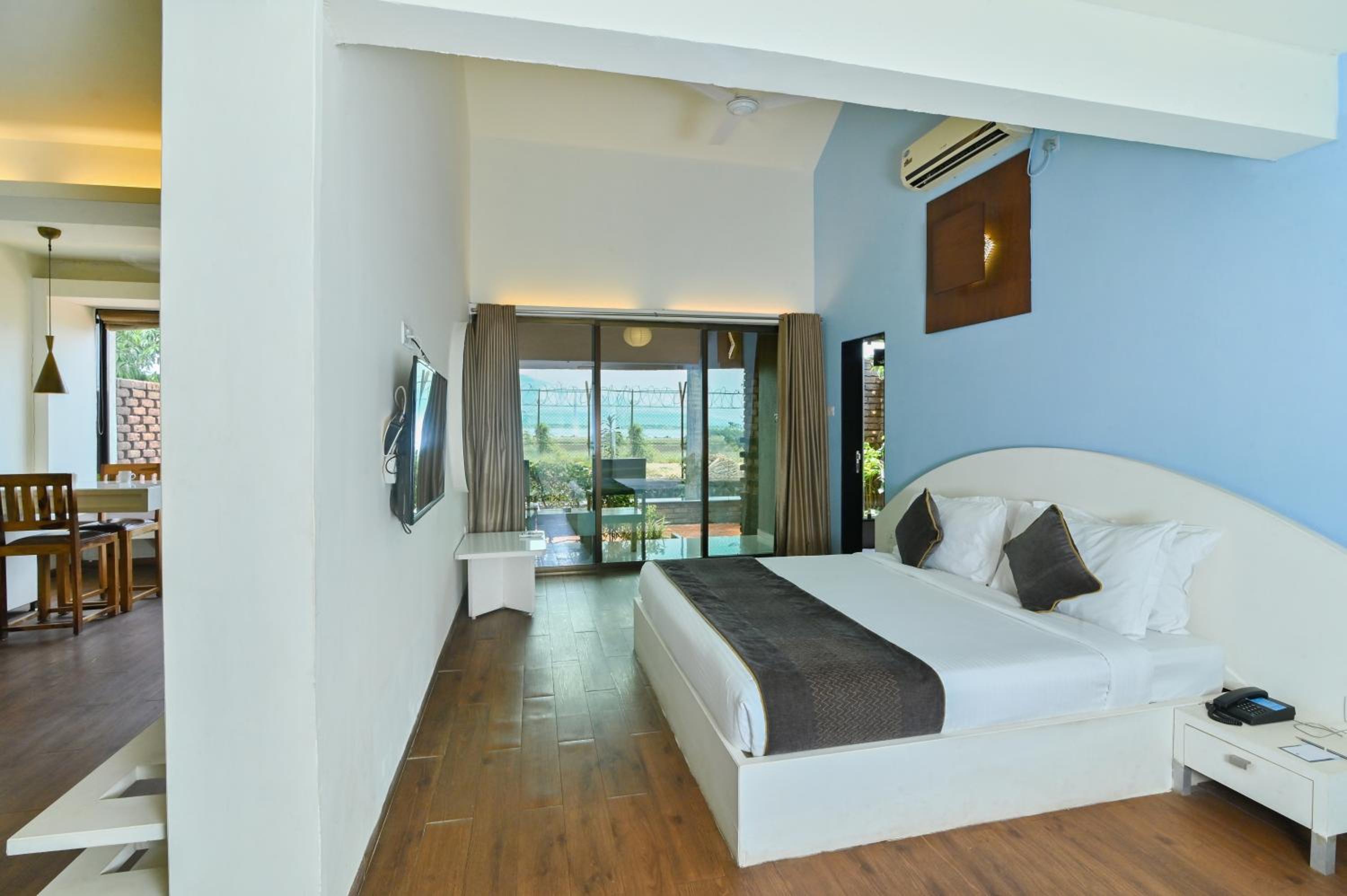 Executive Suite - Photo 6