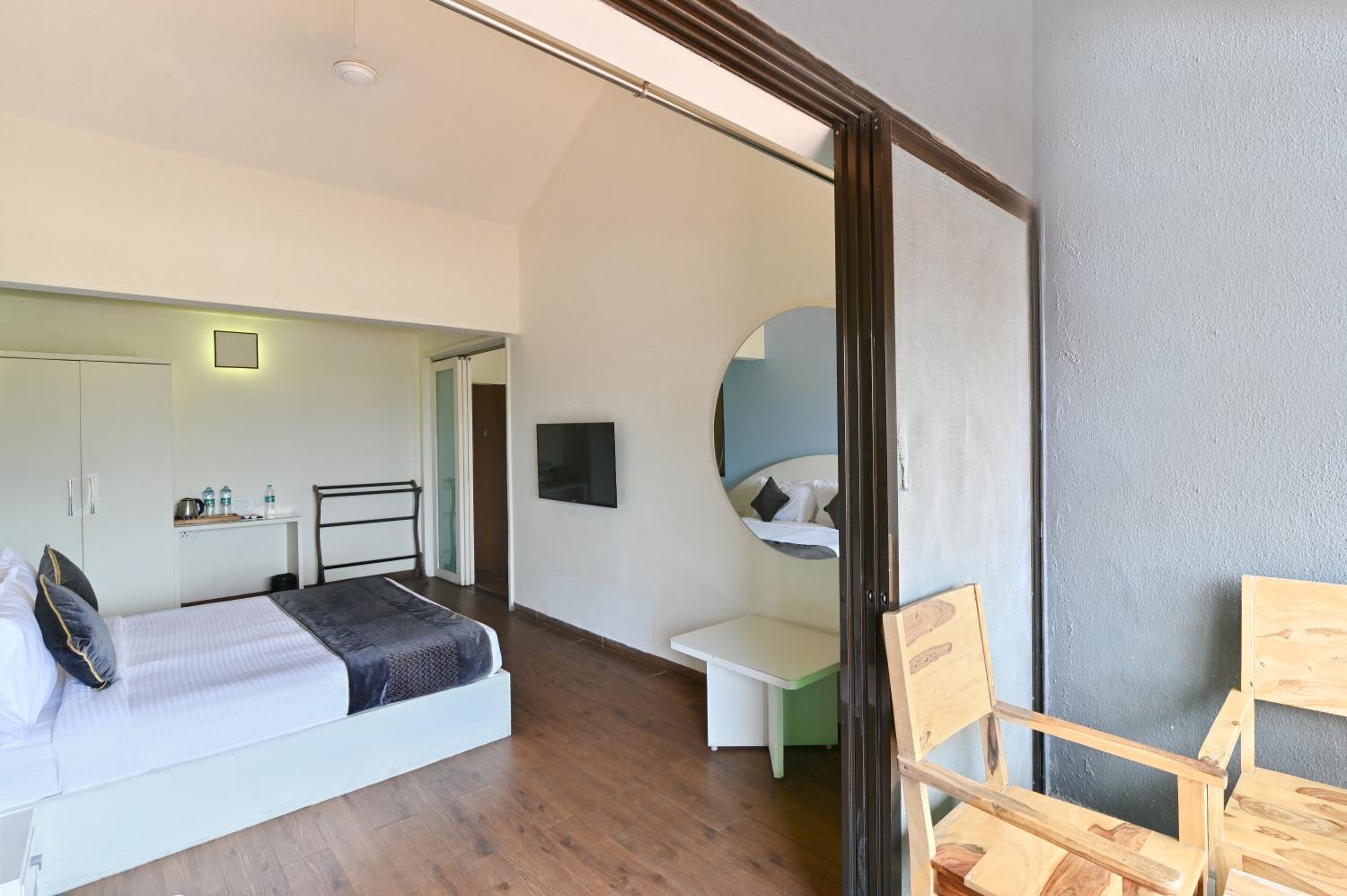 Executive Suite - Photo 2