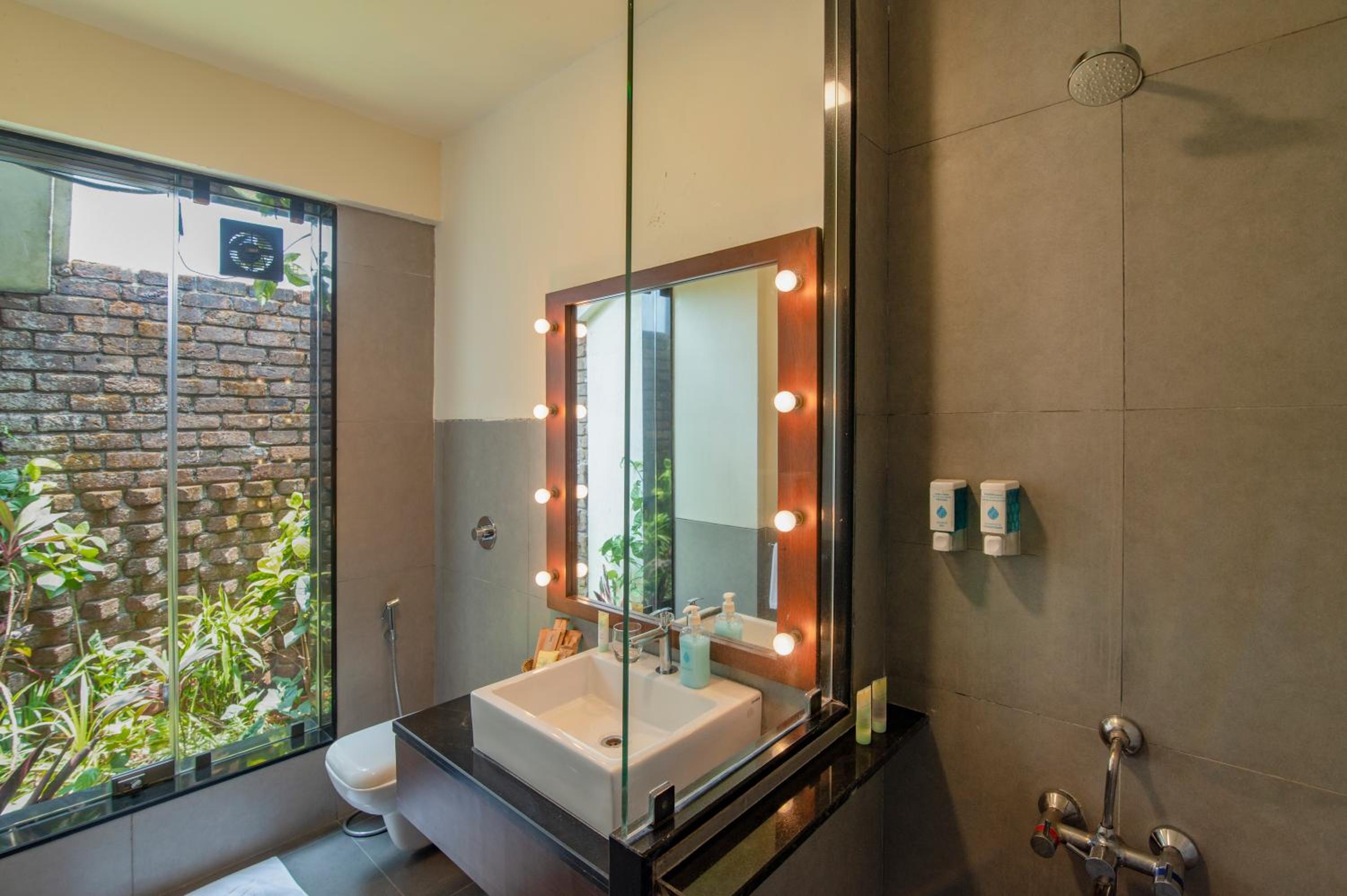 Executive Suite - Photo 4