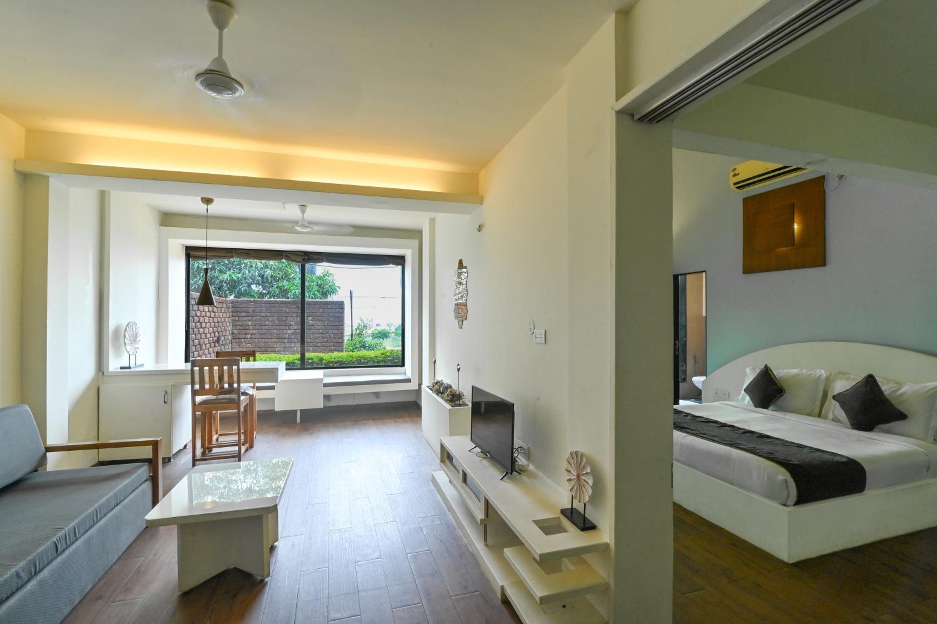 Executive Suite - Photo 1