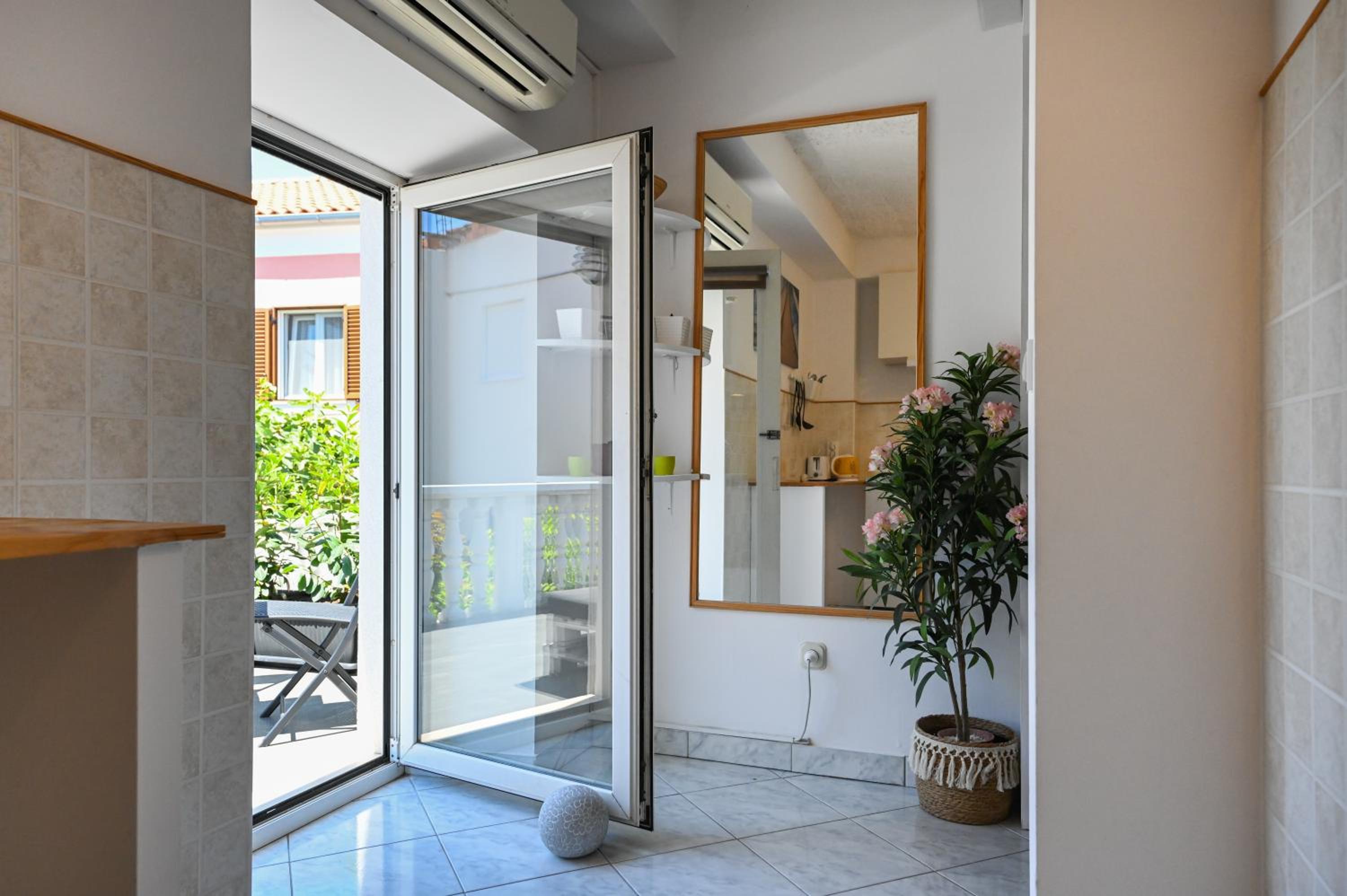 Apartment with Terrace - Photo 8