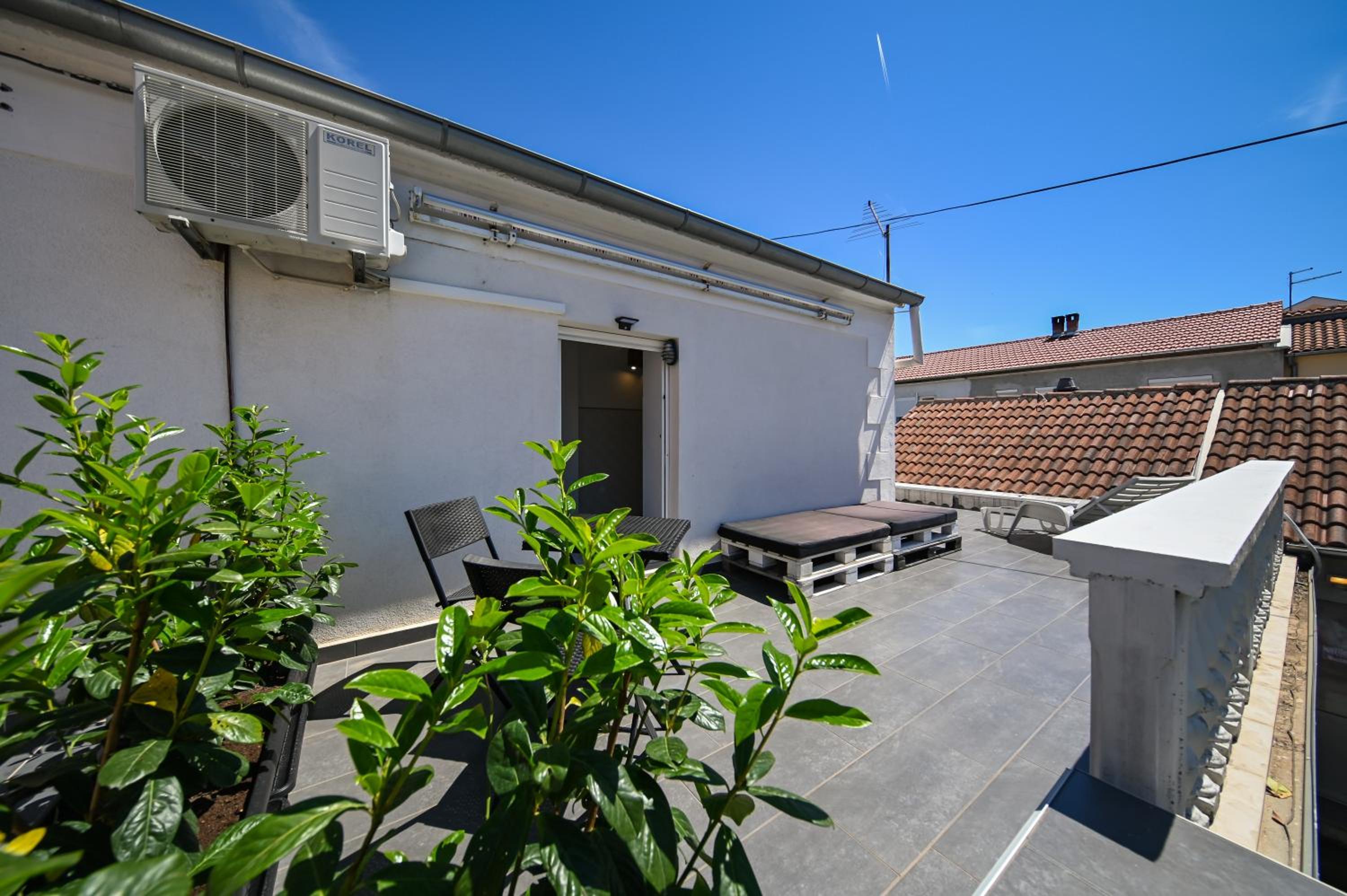 Apartment with Terrace - Photo 7