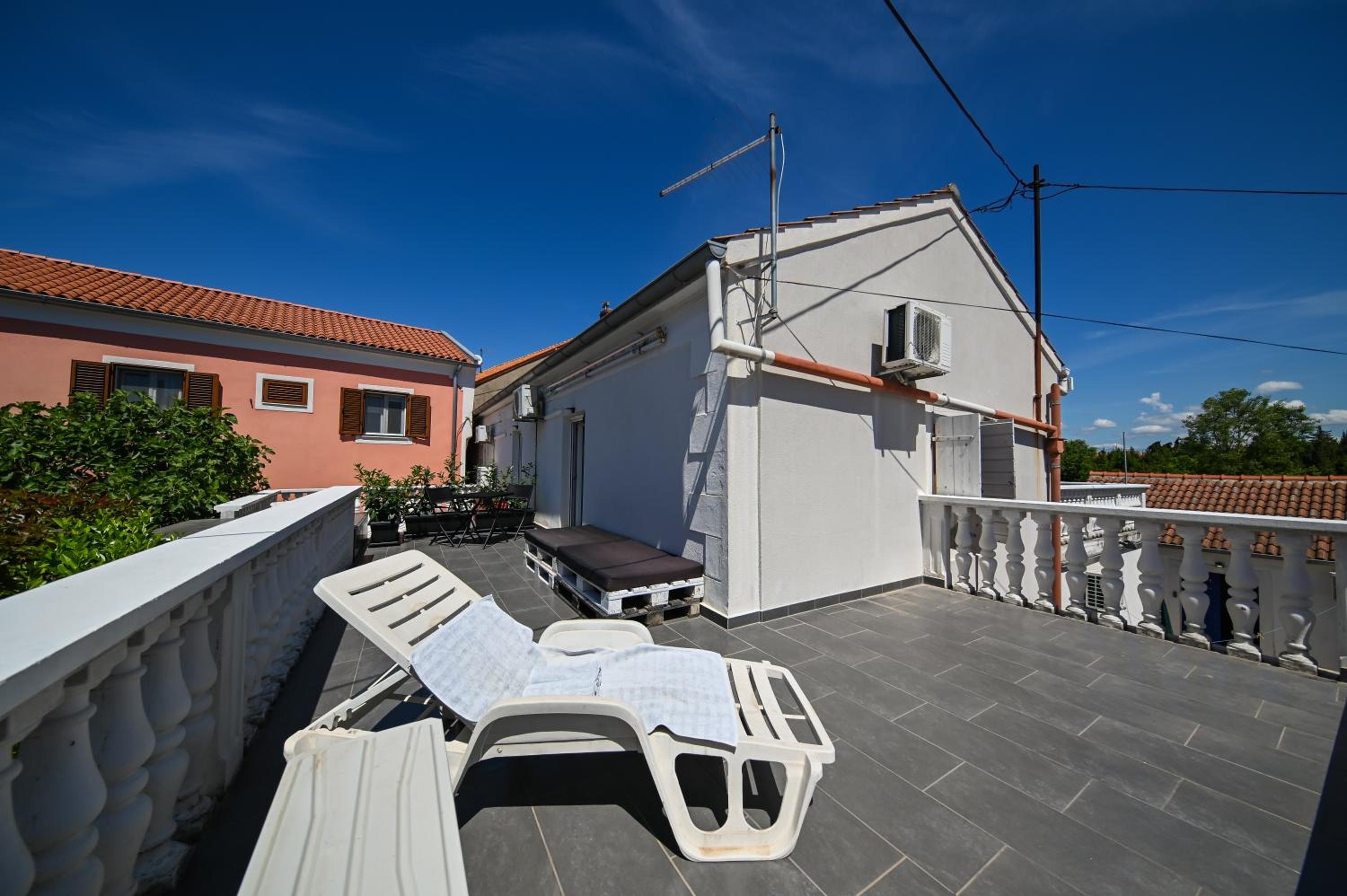 Apartment with Terrace - Photo 6
