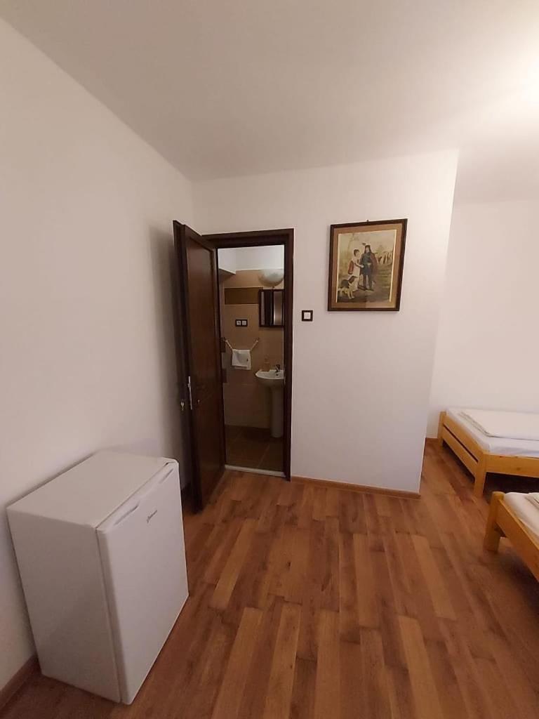 Twin Room with Bathroom photo 1