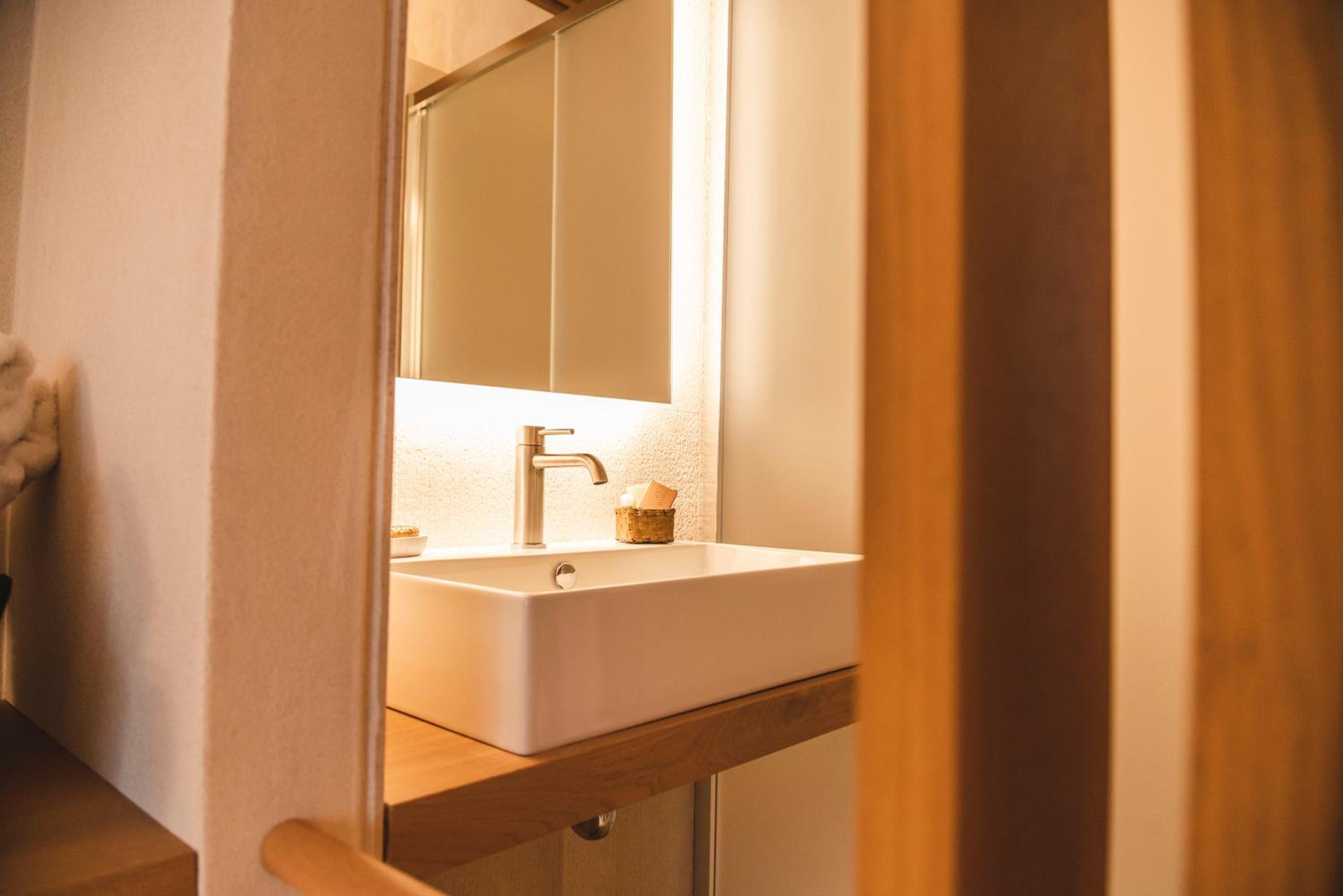 Standard Double Room - Photo 11