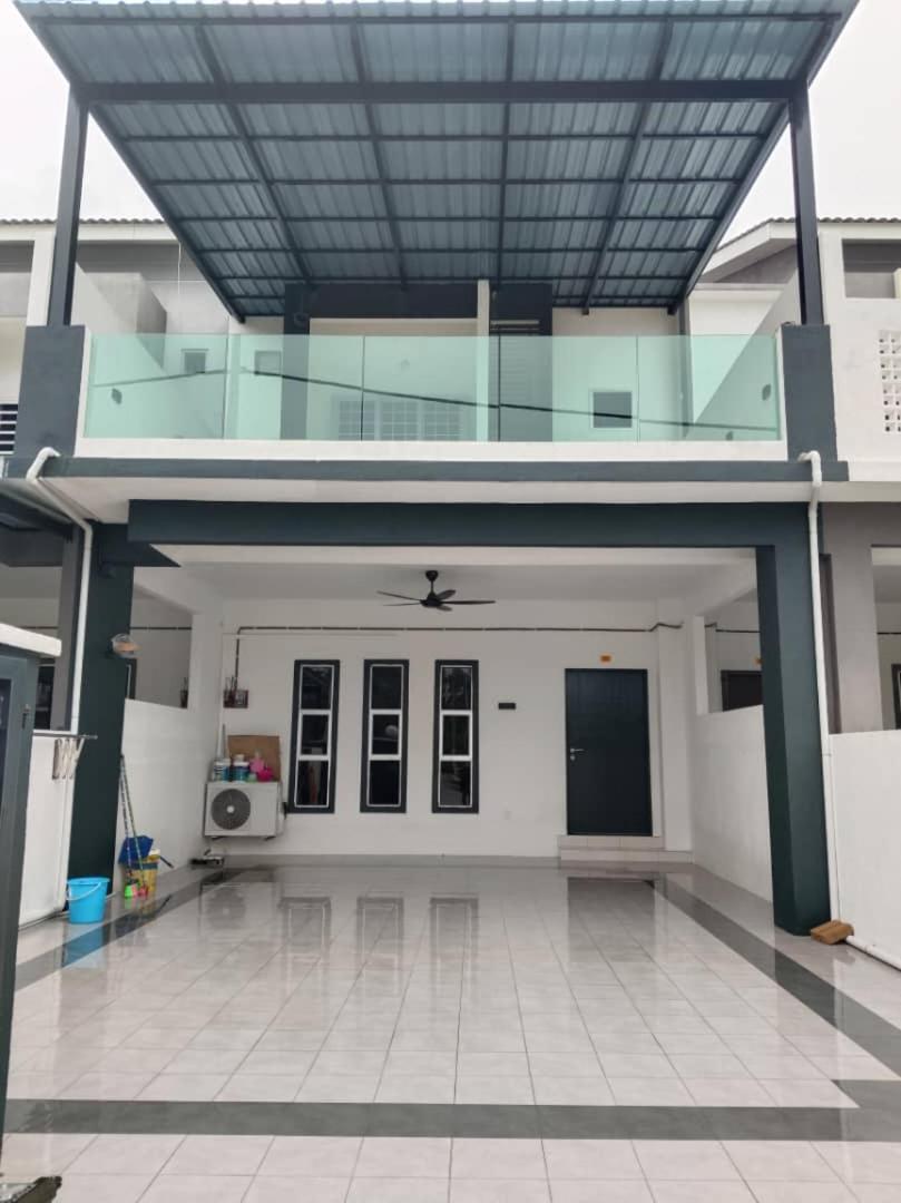 Four-Bedroom House photo 1