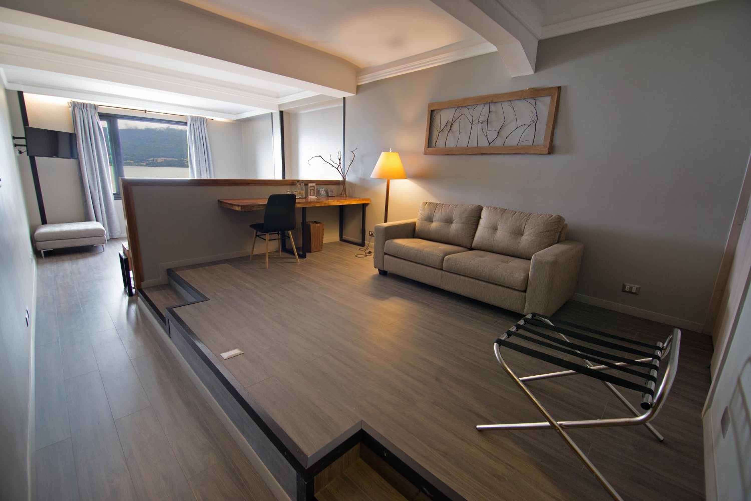 Suite - Non-Smoking photo 1