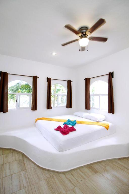 Three-Bedroom Villa - Photo 11