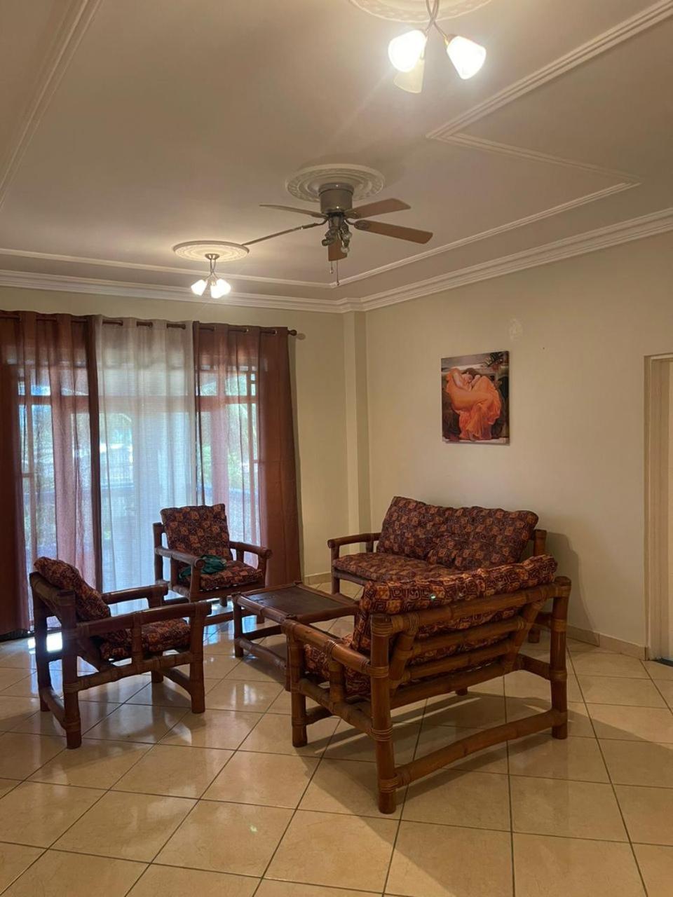 Five-Bedroom House photo 1