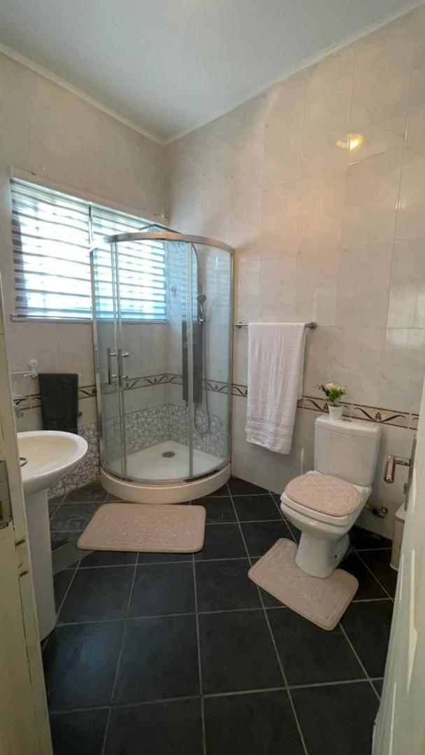 Five-Bedroom House photo 2