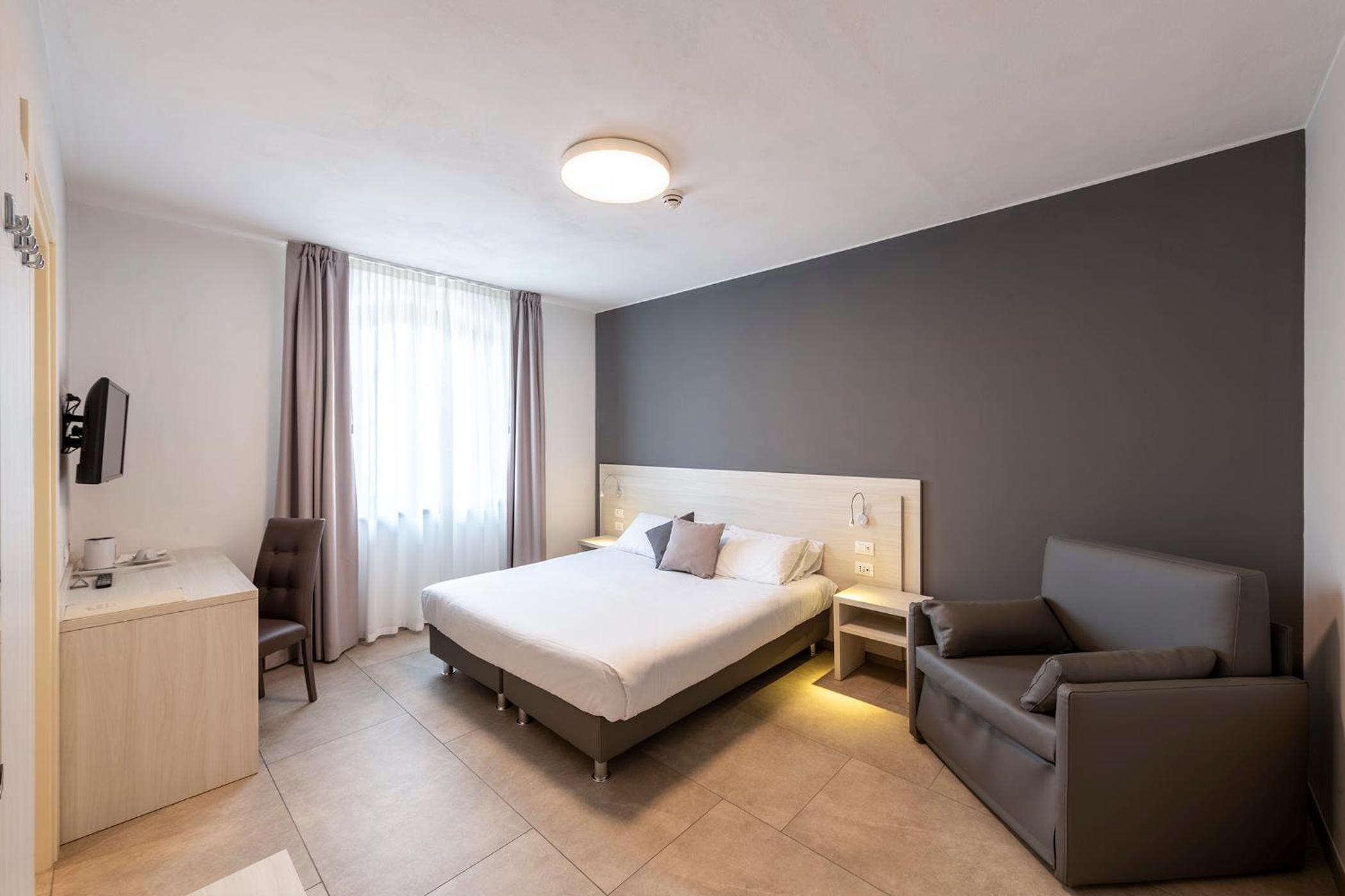 Deluxe Double Room - Photo 11