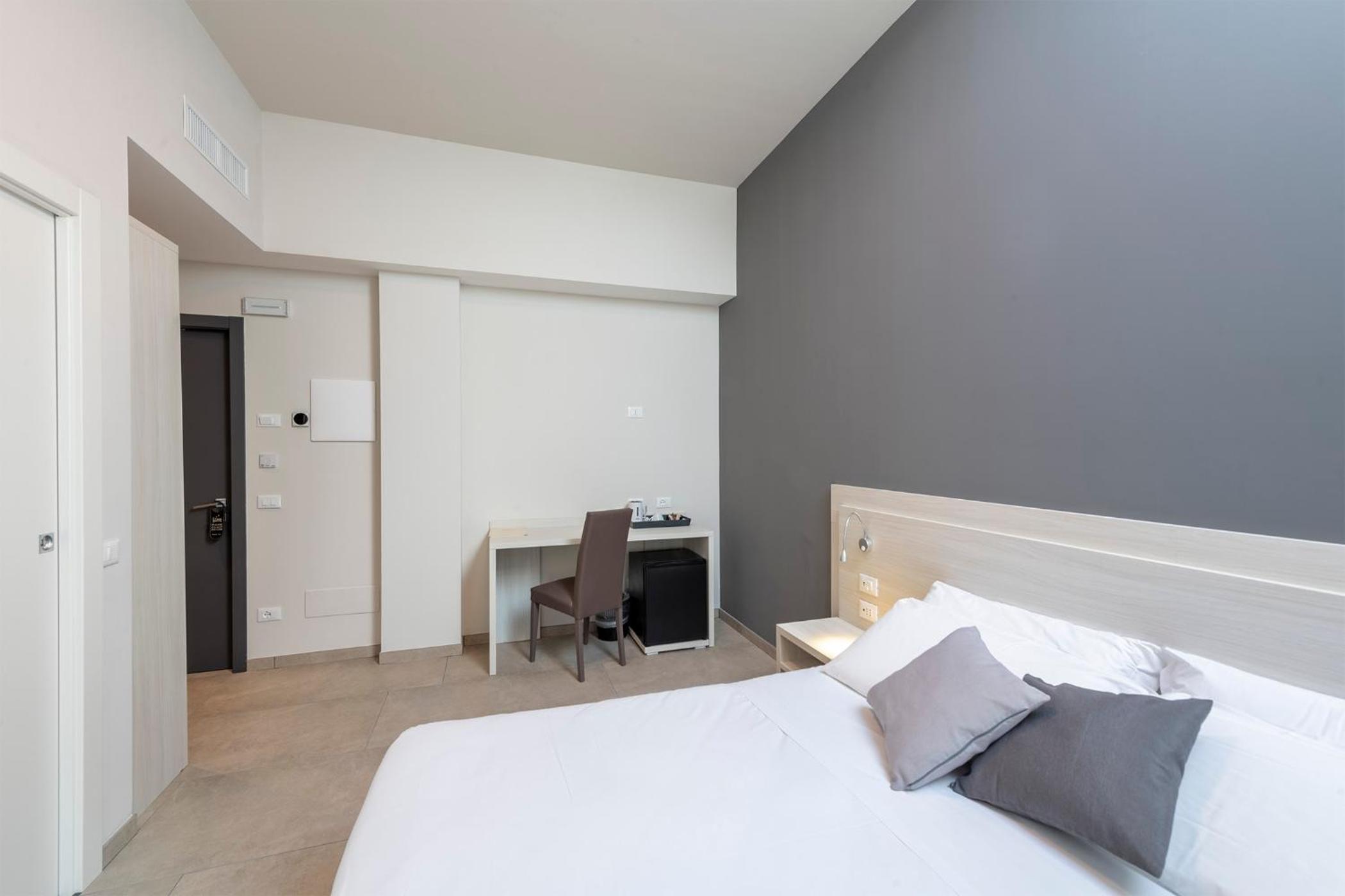 Deluxe Double Room - Photo 10