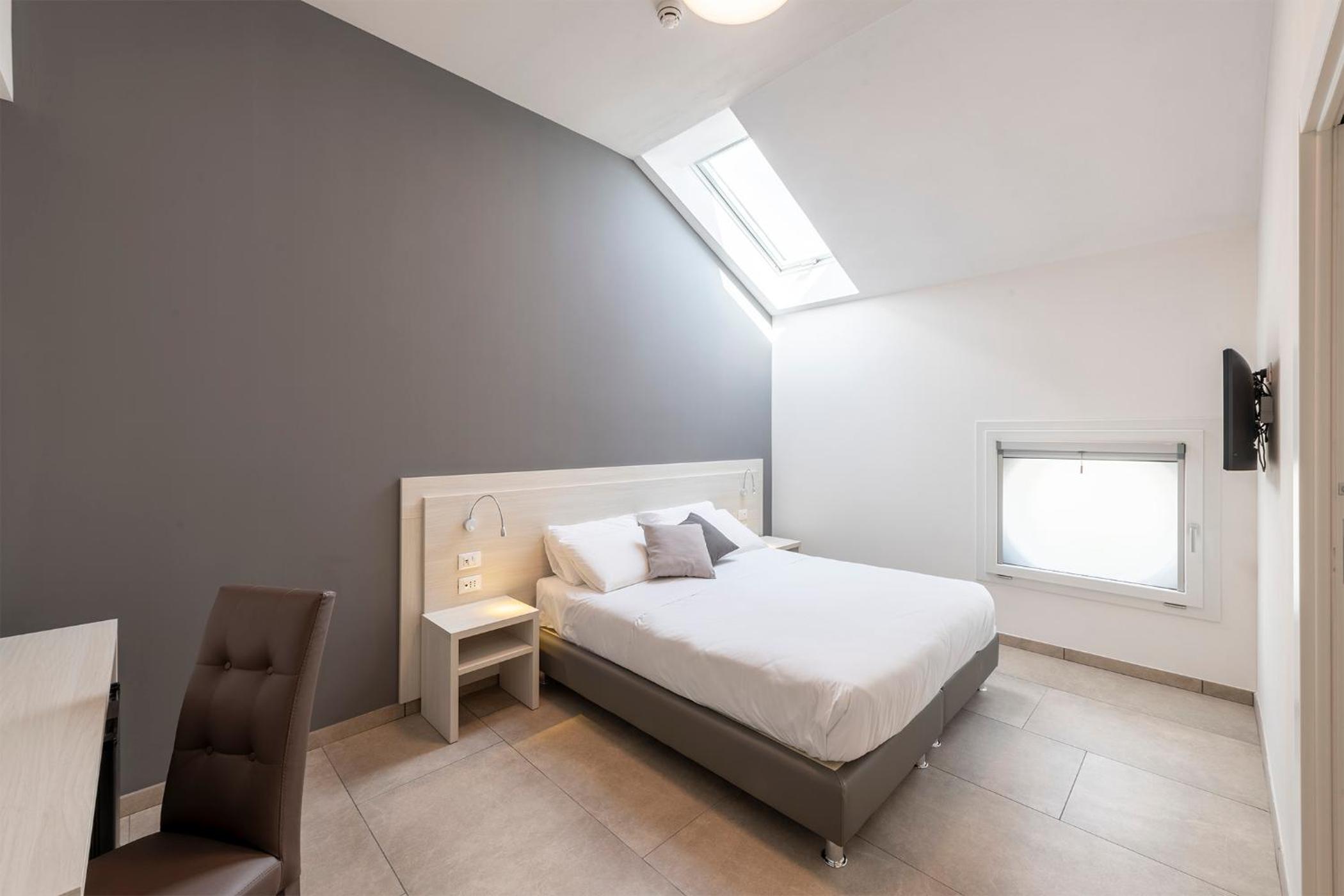 Deluxe Double Room - Photo 9